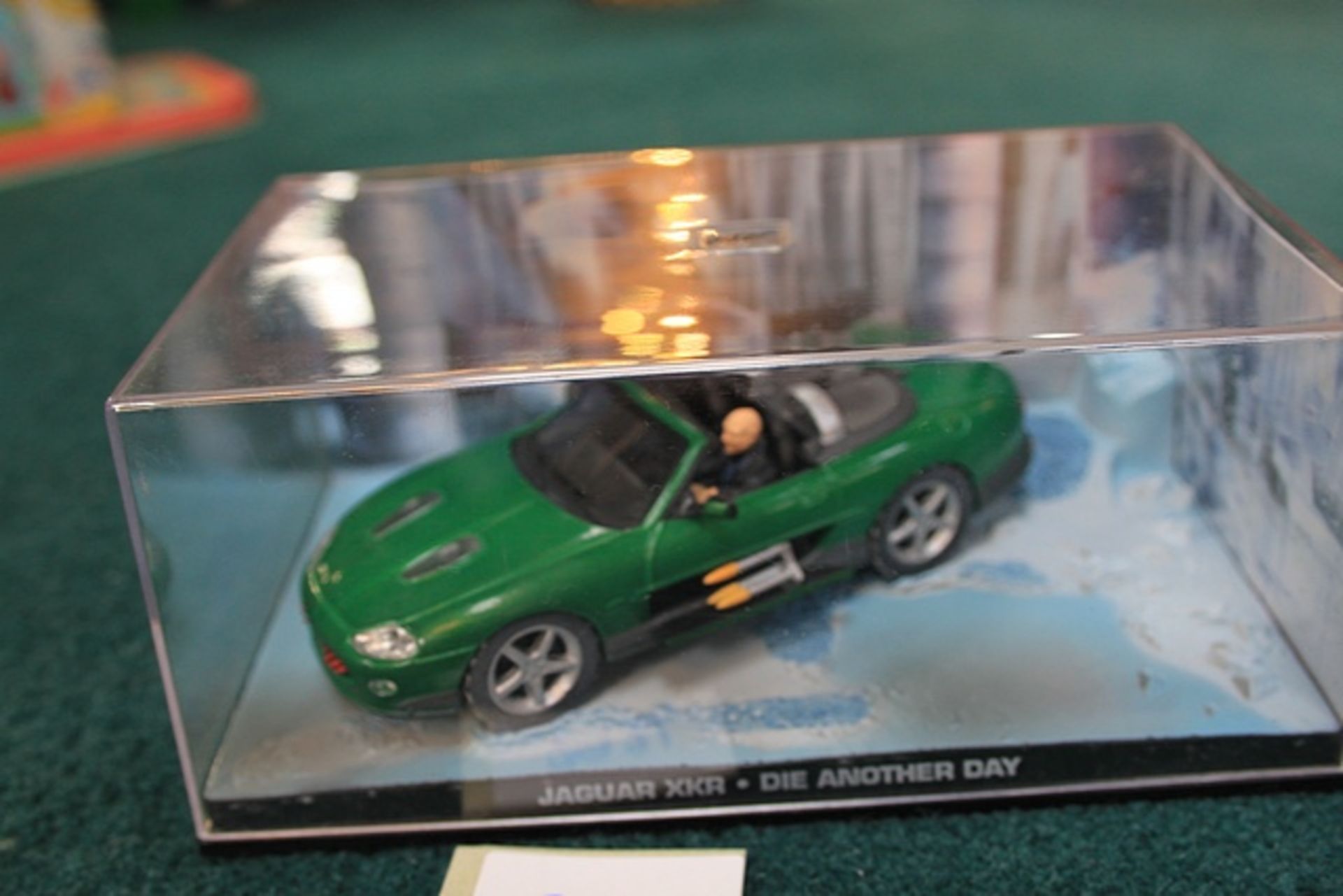 Universal Hobby James Bond 007 Die Another Day Green Jaguar XKR Film Scene Car 1.43 Scale Diecast