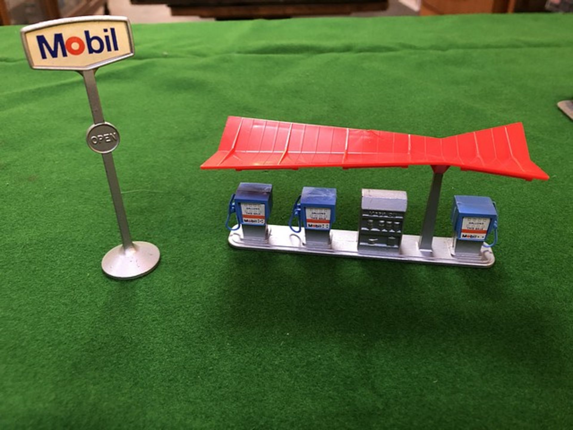 Lone Star Impy, Road Master Super Cars Service Station Petrol Pumps 1/59 Scale Complete With Box - Image 2 of 2