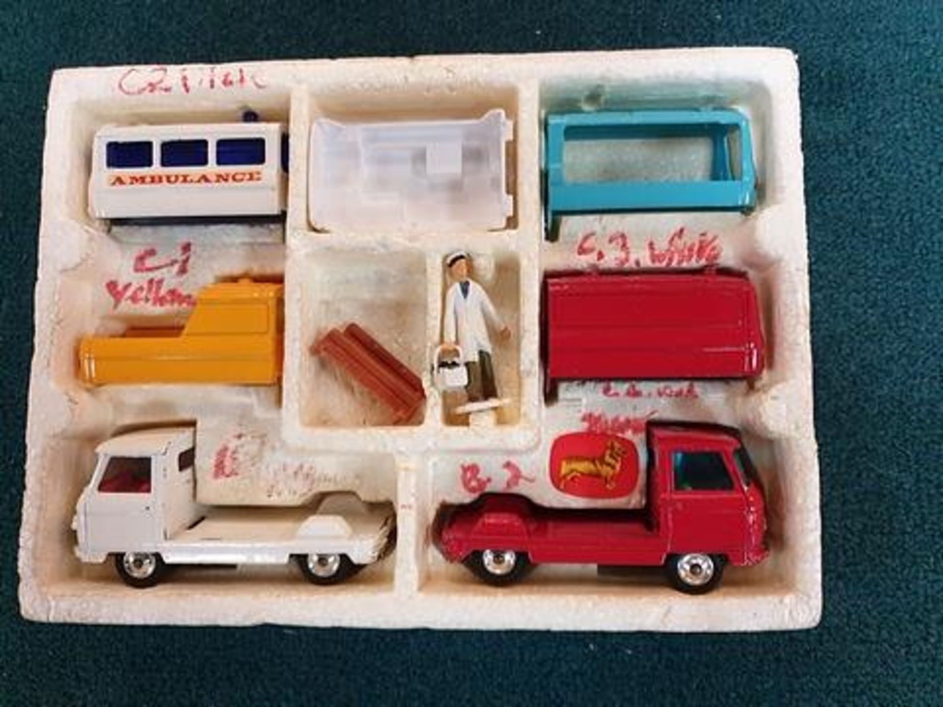 Corgi Constructor Set (Commer 3/4 Ton Chassis) Gift Set #24 GS/24 Comprising Of 2 Lorry Bases With - Image 2 of 2