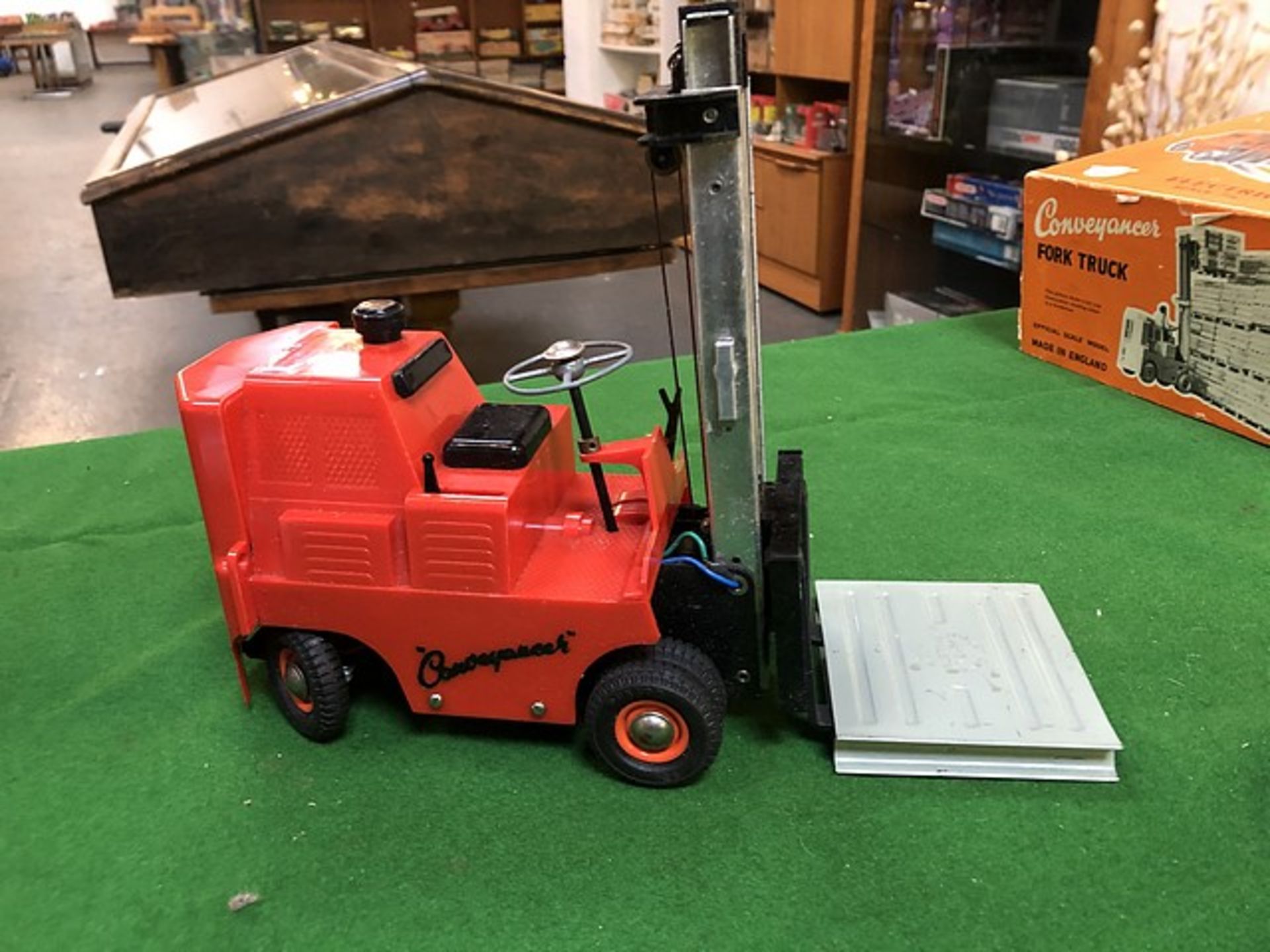 Victory / Owen Conveyancer Fork Lift Truck Model Battery Op Orig 1960s Very Rare Complete With - Image 2 of 4