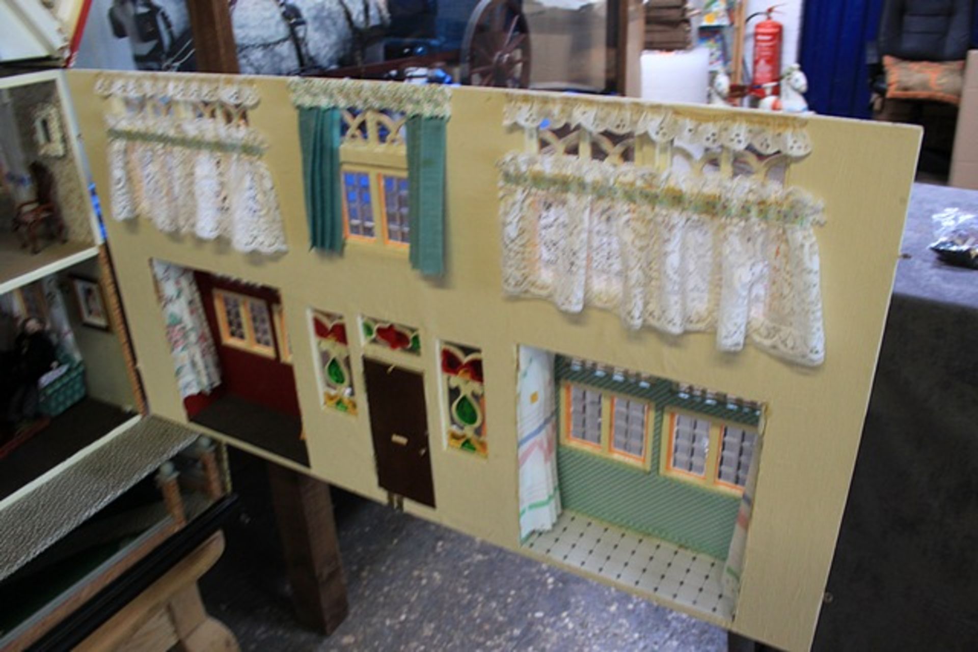 Stunning Dolls House With Pull Out Garden Area This Comes With Lots Of Furniture Including Bed, - Image 5 of 9