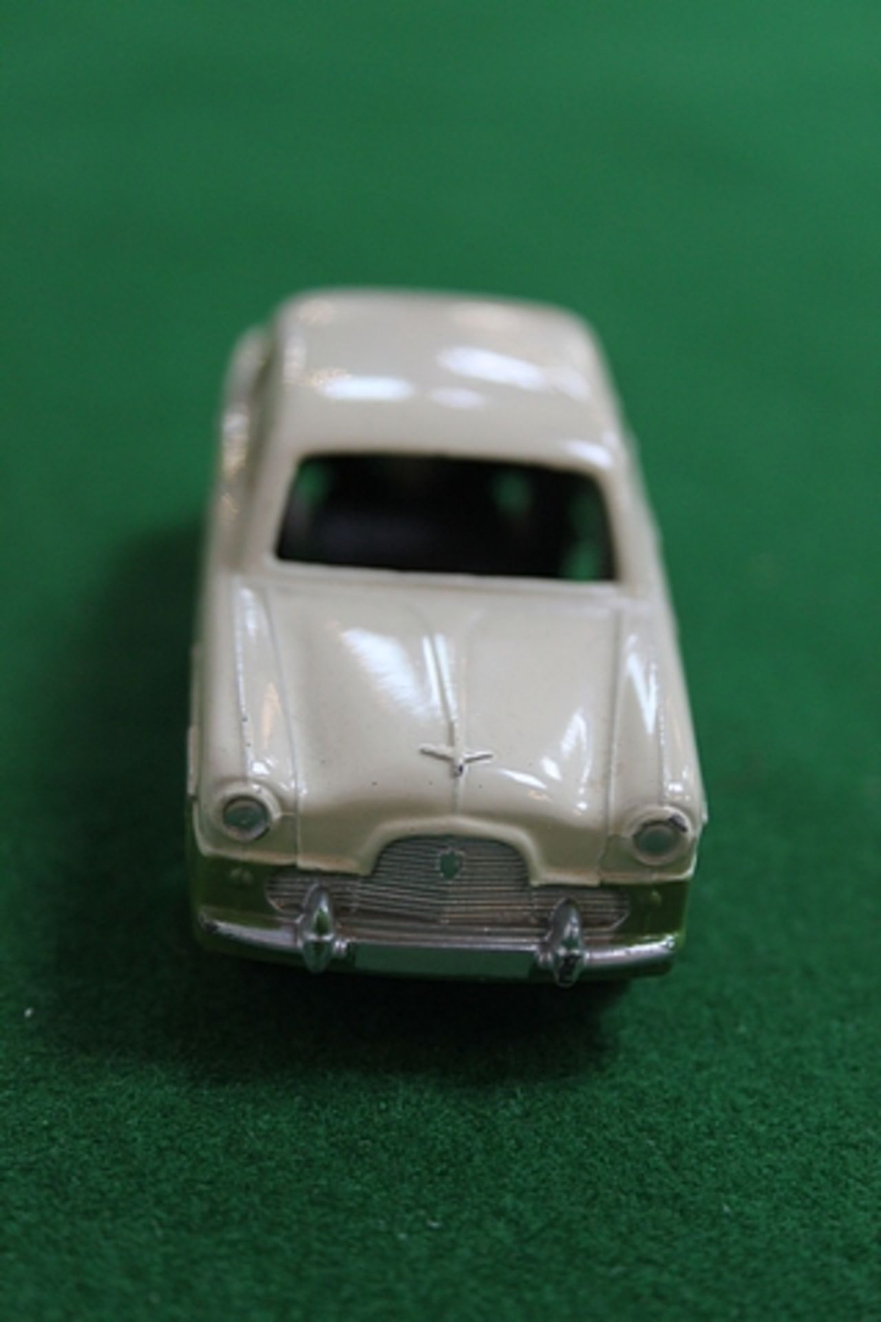 Dinky Toys Diecast #162 Ford Zephyr Saloon In White Over Green Complete With Box - Image 3 of 3