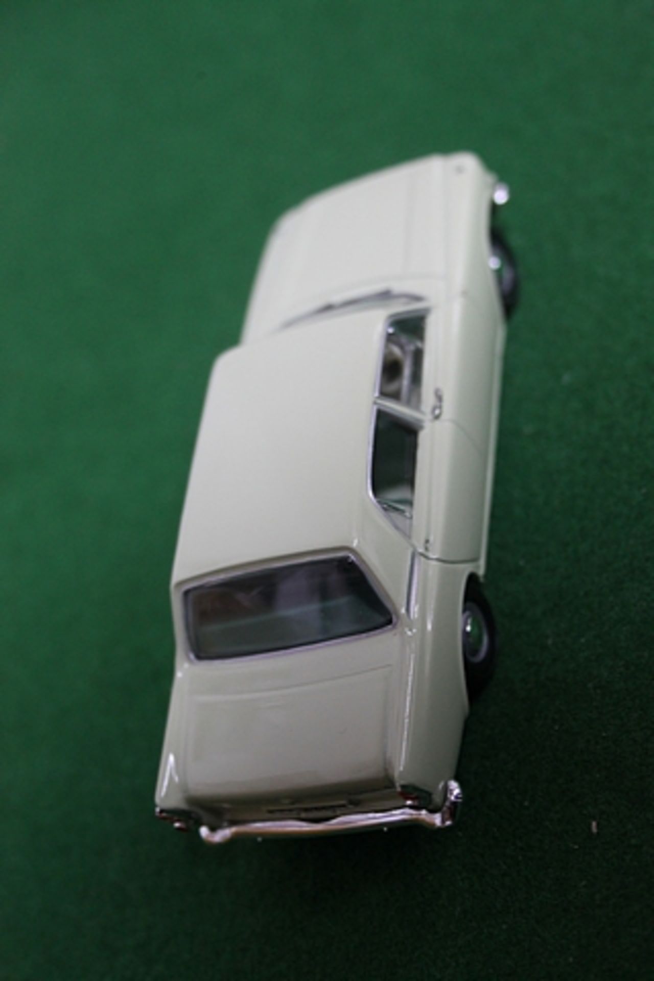 Vanguards # VA06000 Diecast Ford Zephyr 4 Mark III In Lime Green Scale 1/43 Complete With Box - Image 2 of 3