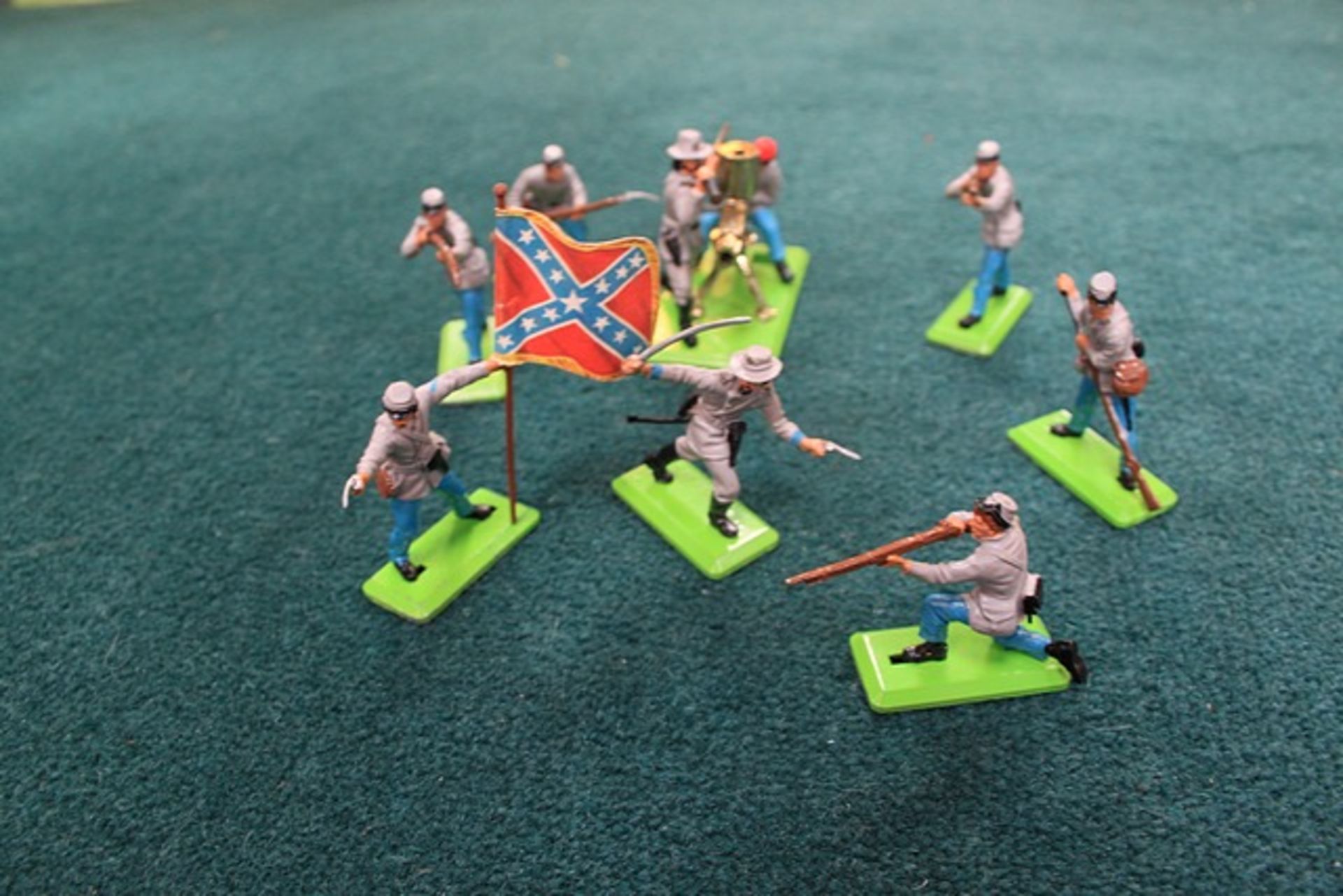 8 x Britains American Civil War Confederate Soldiers & 1 With Gatling Gun