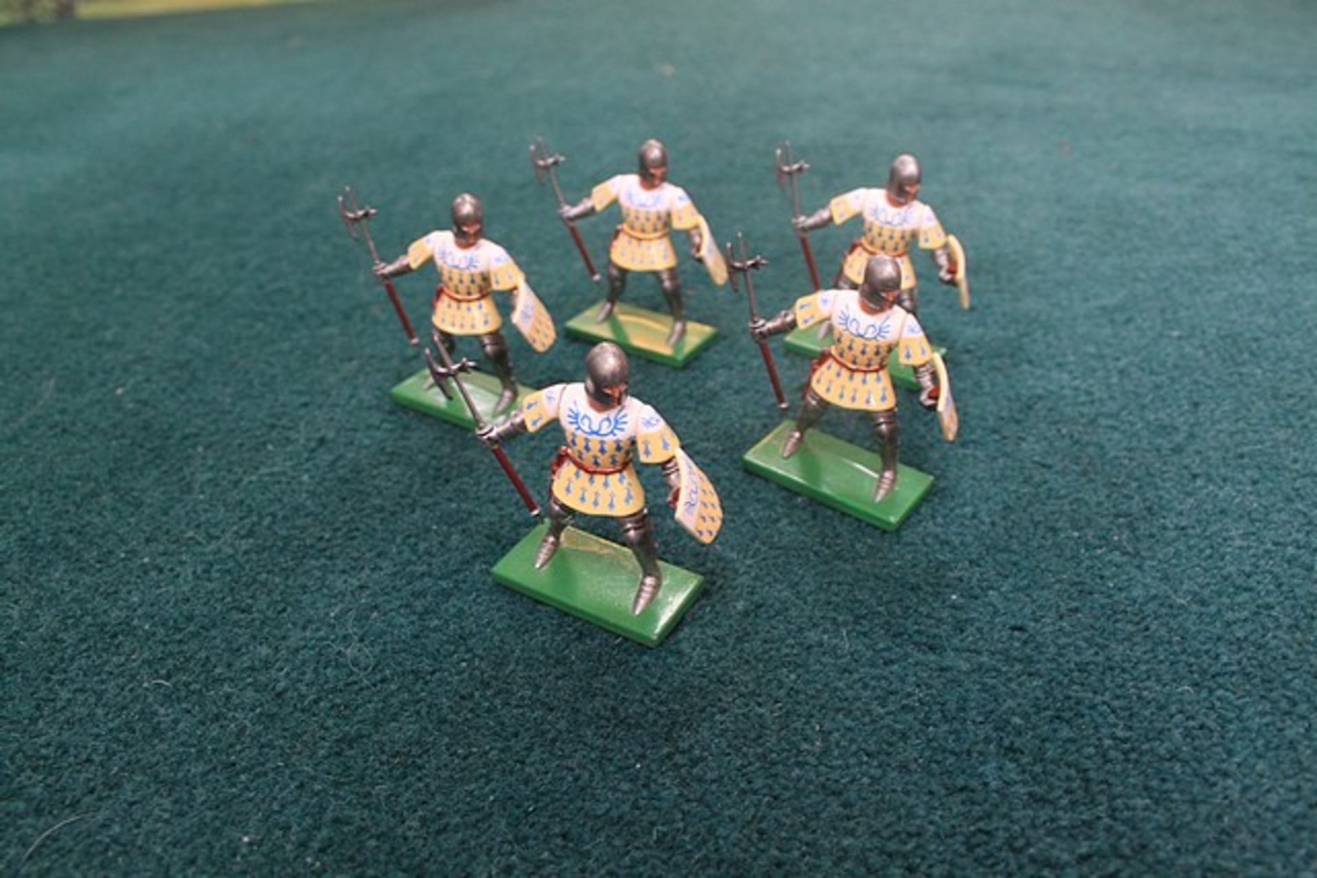 5 x Britains Toy Soldiers Comprising Knights/Medieval Yellow And White