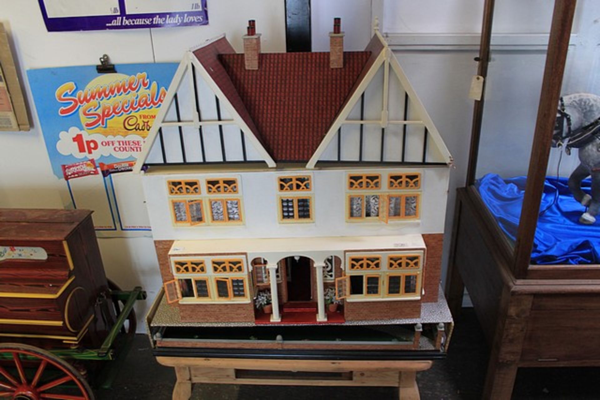 Stunning Dolls House With Pull Out Garden Area This Comes With Lots Of Furniture Including Bed, - Image 9 of 9