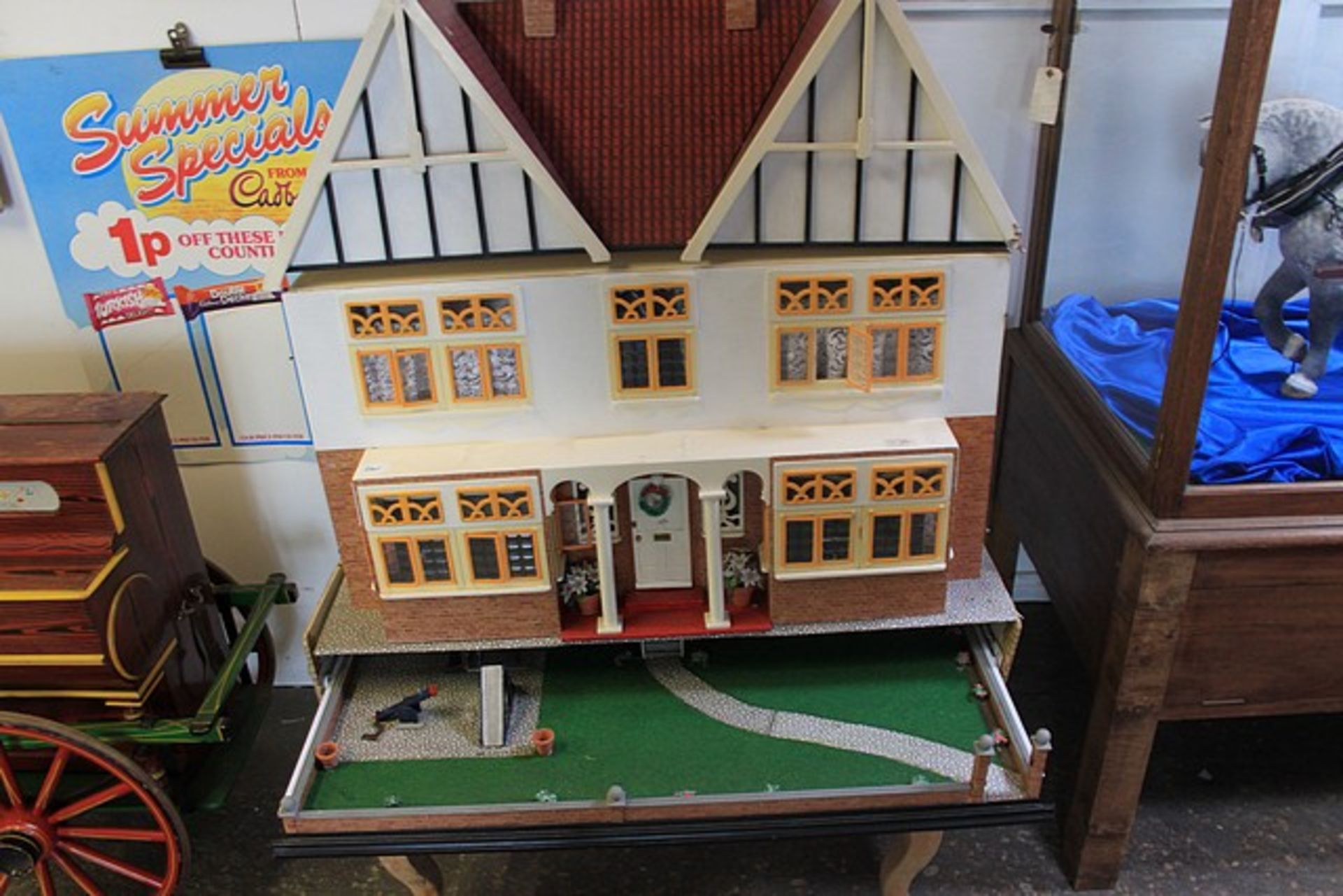 Stunning Dolls House With Pull Out Garden Area This Comes With Lots Of Furniture Including Bed, - Image 8 of 9