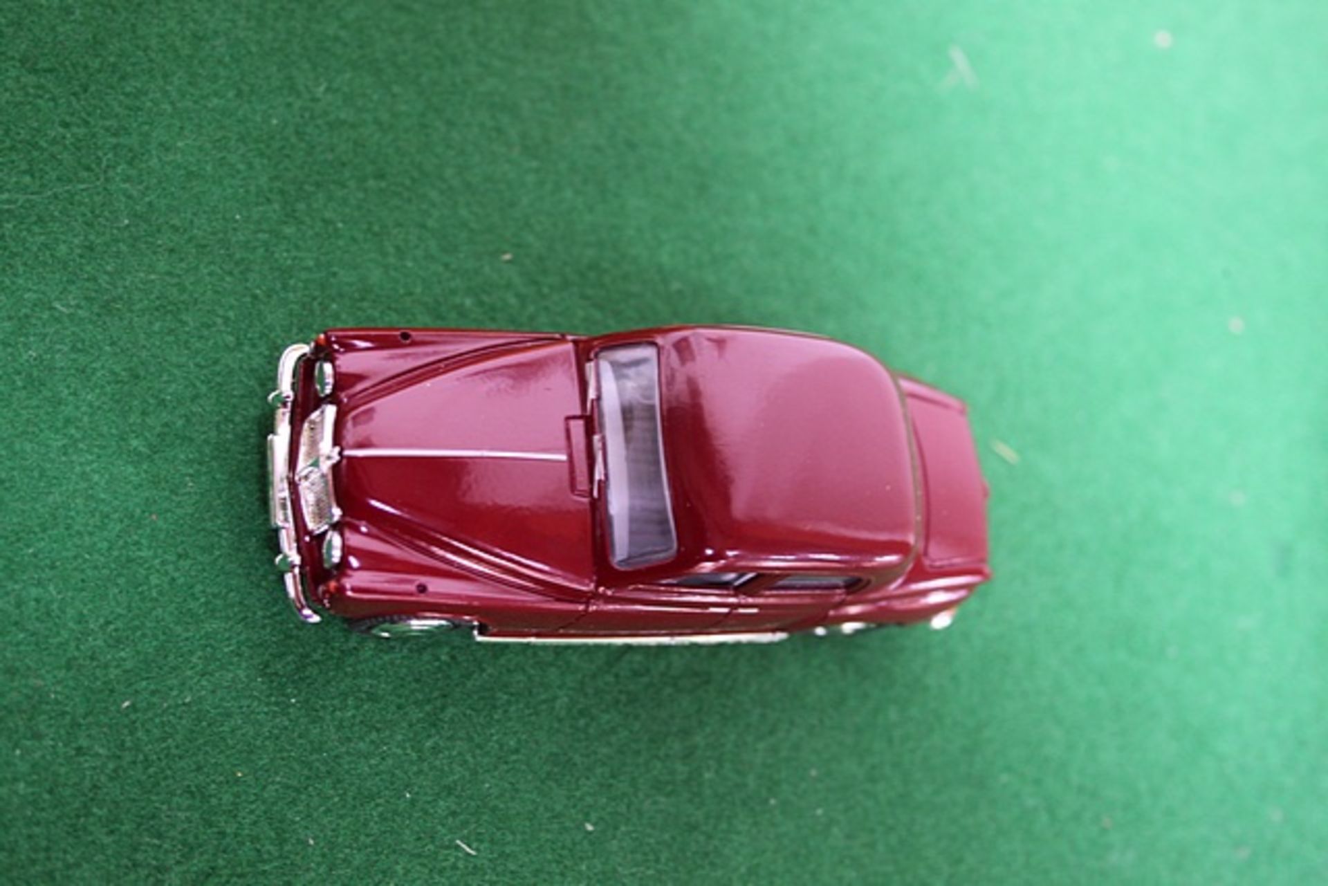 Vanguards # VA19000 1950s To 1960s Classic Popular Saloon Cars Scale Rover P4 In Maroon Scale1/43