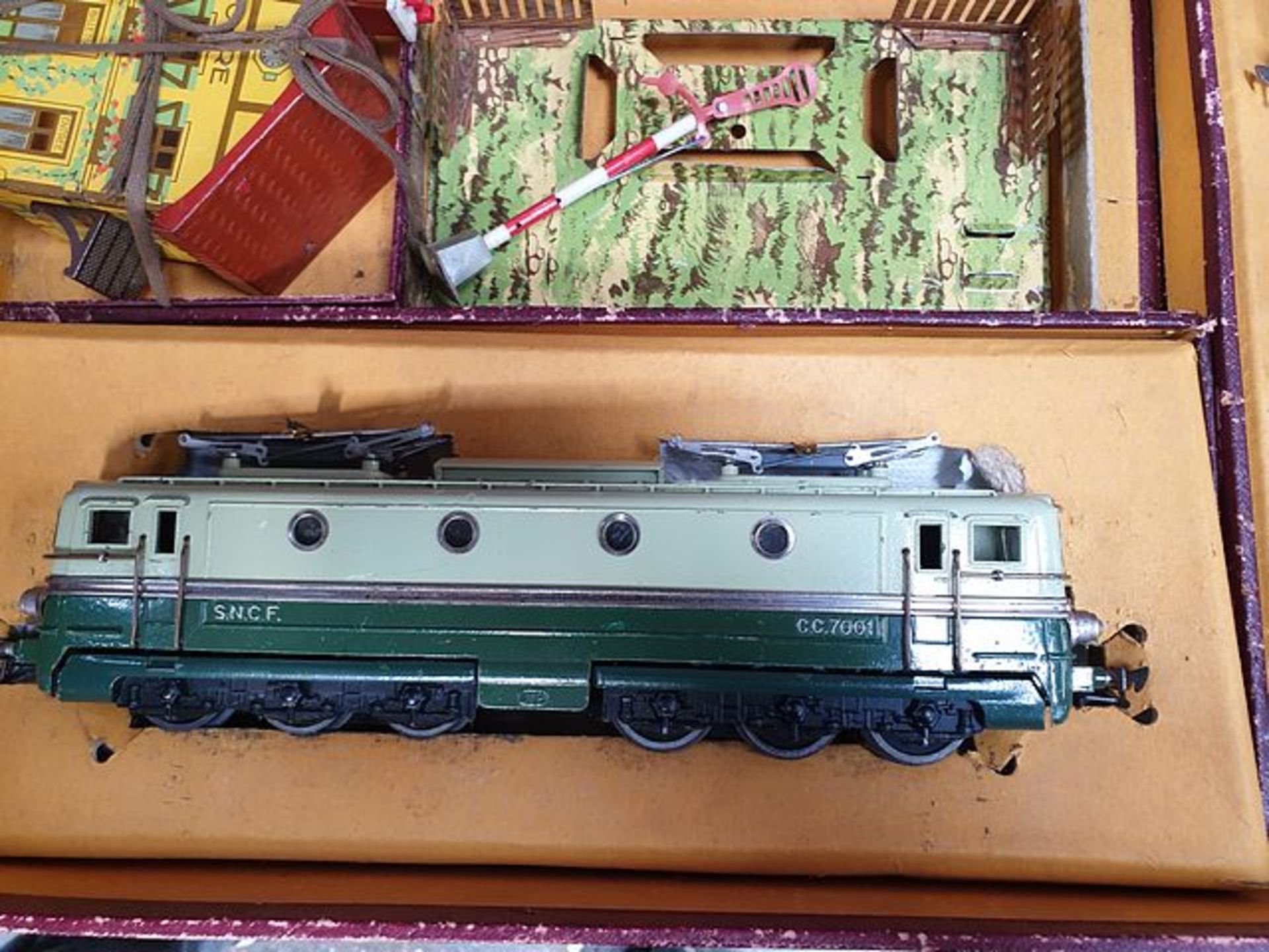 JEP French Gauge 0 electric Train Set comprising of track, engine and 3 carriages in original box - Image 2 of 2