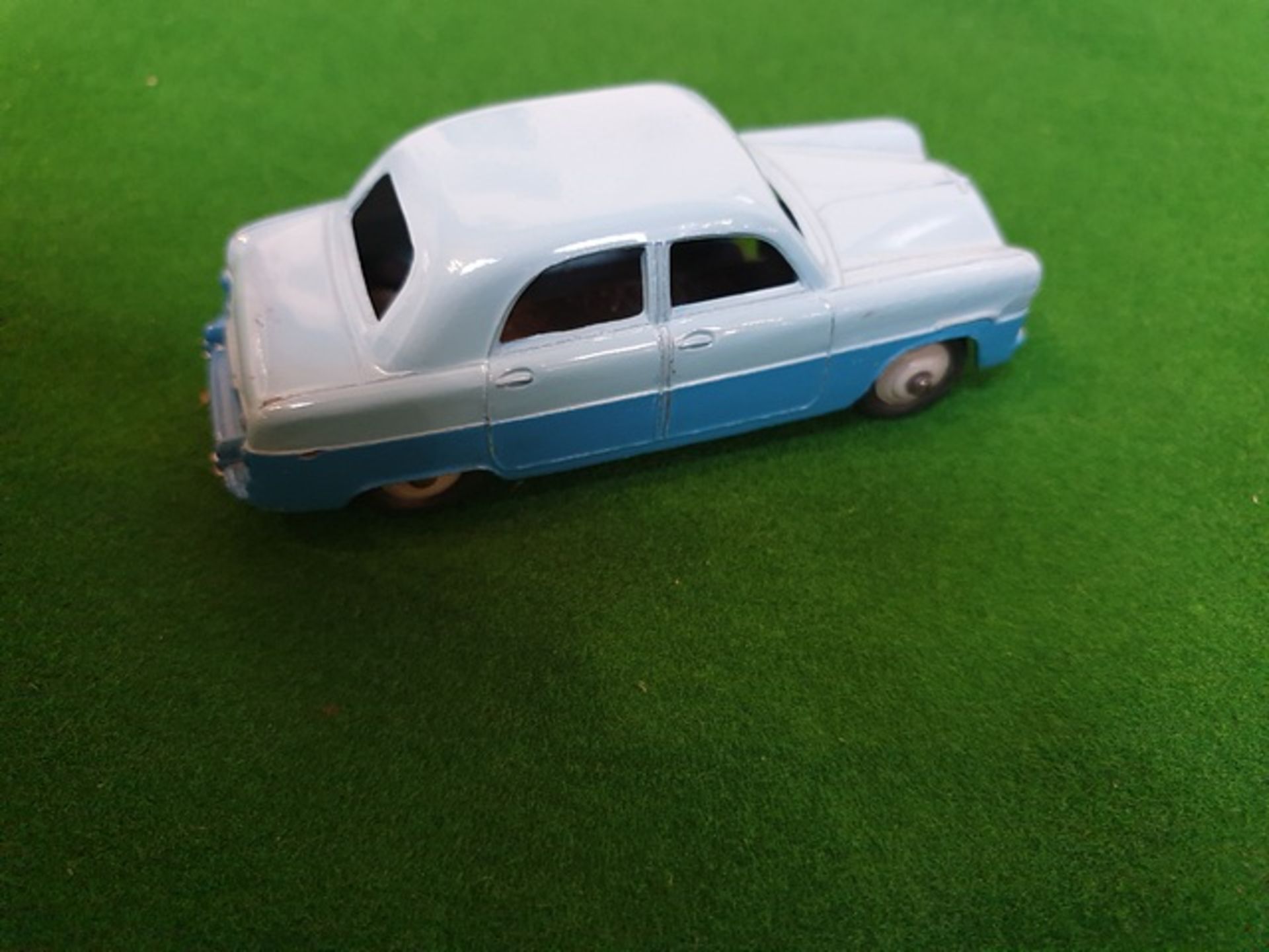 Dinky Toys Diecast #162 Ford Zephyr Saloon In Two Tone Blue Complete With Box - Image 2 of 2