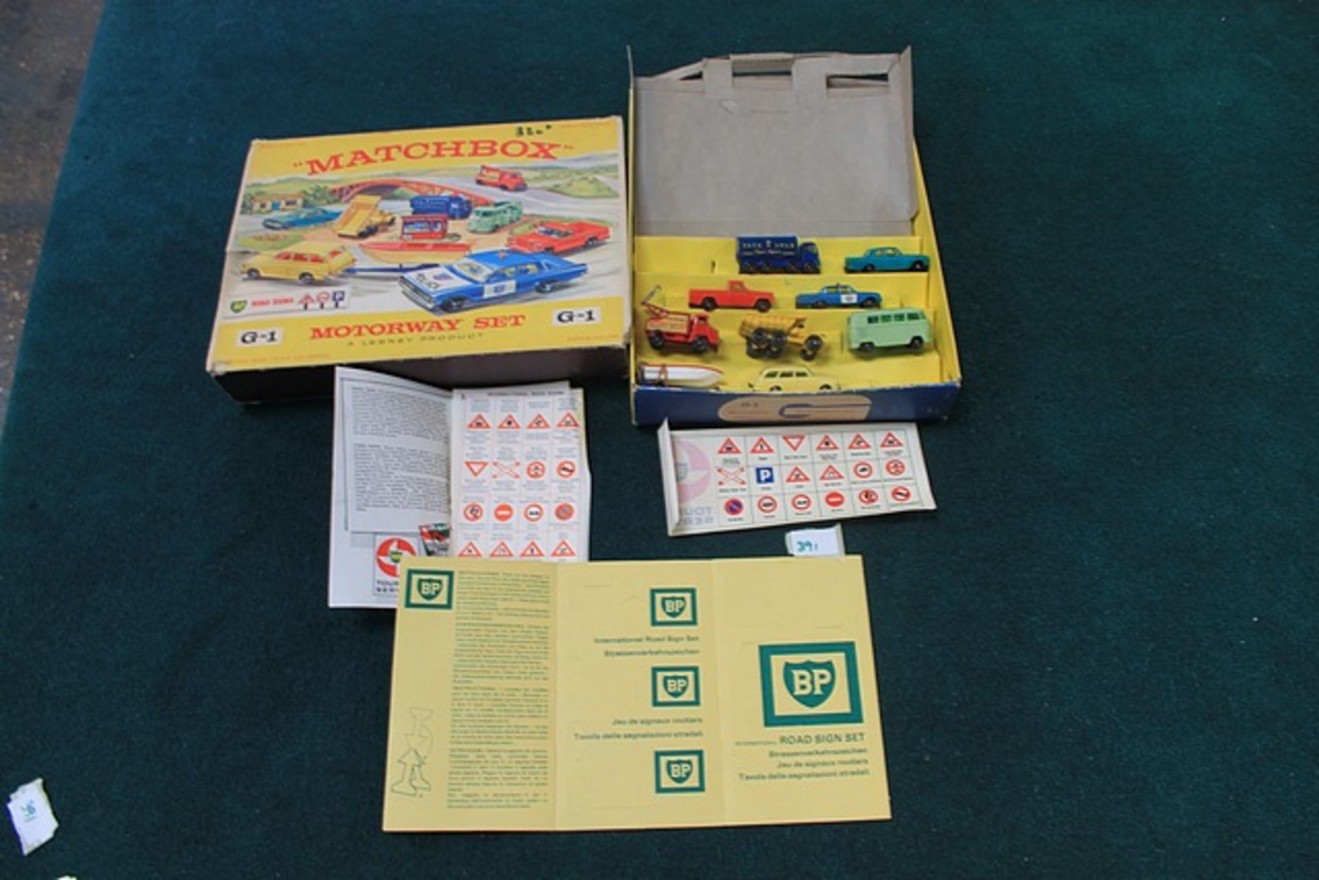 Matchbox Lesney Gift Set Motorway Set Number G-1 Comprising Of 8 Diecast Vehicles And A Boat - Image 2 of 4