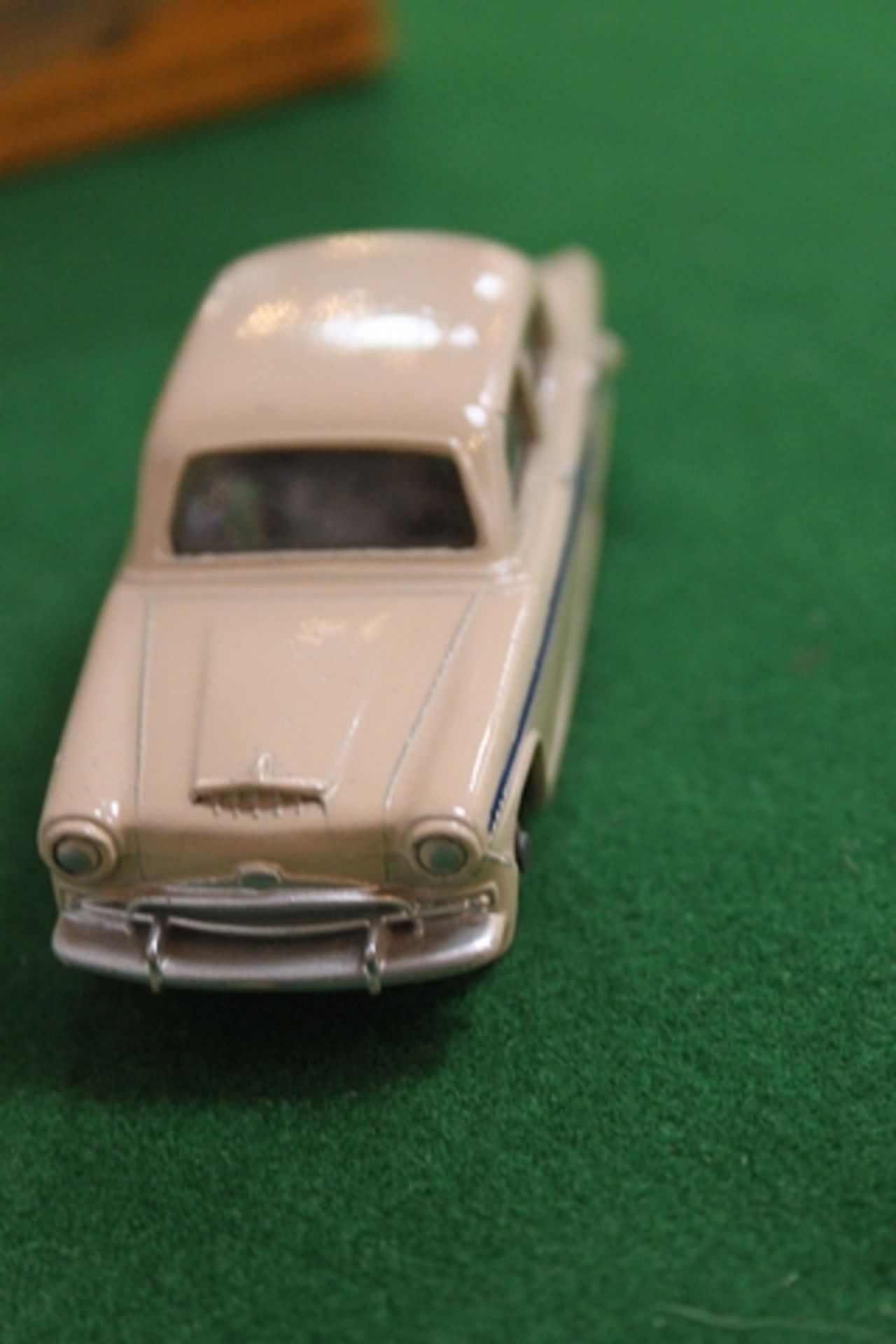 Dinky Toys Diecast #176 Austin A105 Saloon In Beige With A Blue Strip Complete With Box - Bild 2 aus 2