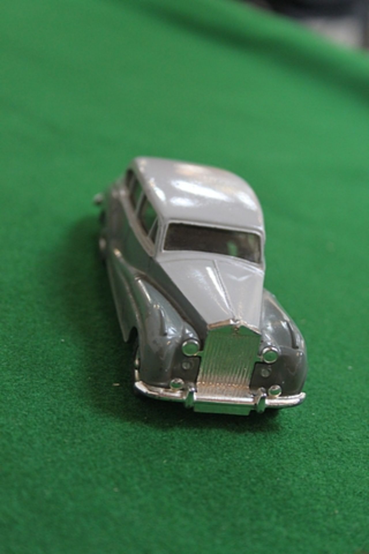 French Dinky Toys Diecast #551 Rolls-Royce Silver Wraith In Two Tone Grey Complete With Box - Image 2 of 2