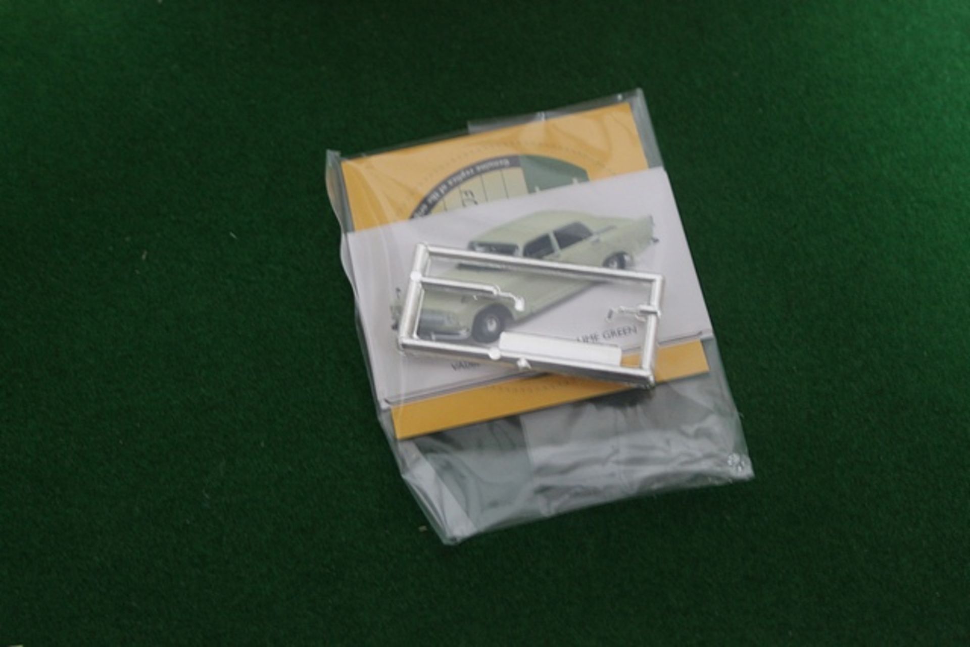 Vanguards # VA06000 Diecast Ford Zephyr 4 Mark III In Lime Green Scale 1/43 Complete With Box - Image 3 of 3
