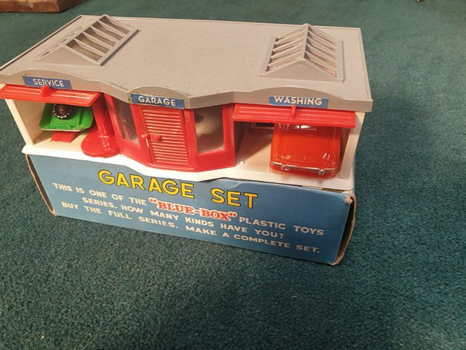 Blue Box International #7452 Garage Set Complete With 2 Cars Complete In Box