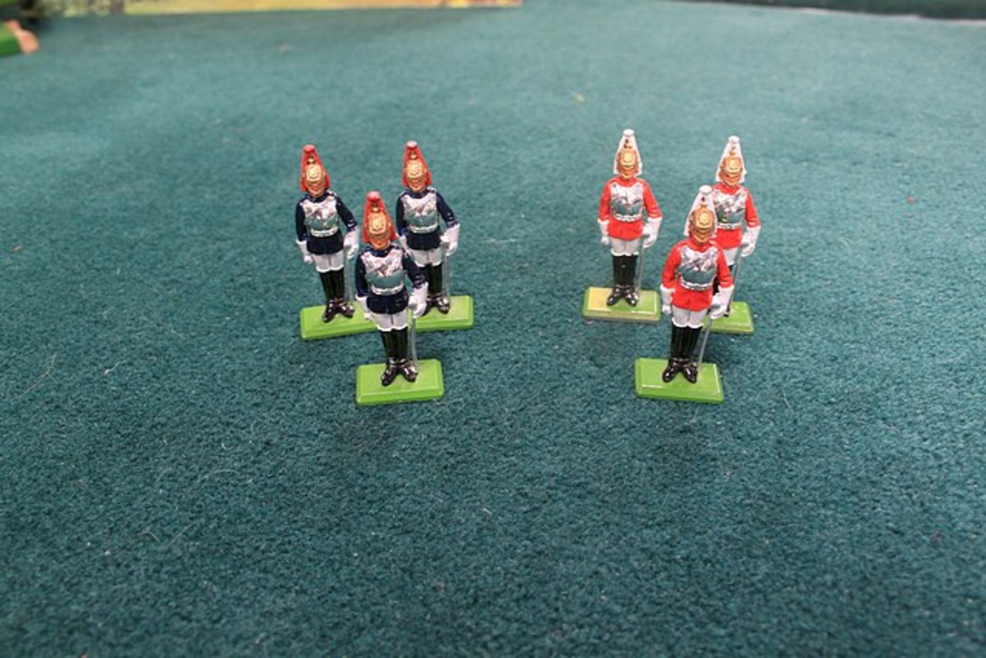 6 x Britains Toy Soldiers Comprising 3 x Britains Queens Guards In Red & 3 x Britains Queens - Image 2 of 2