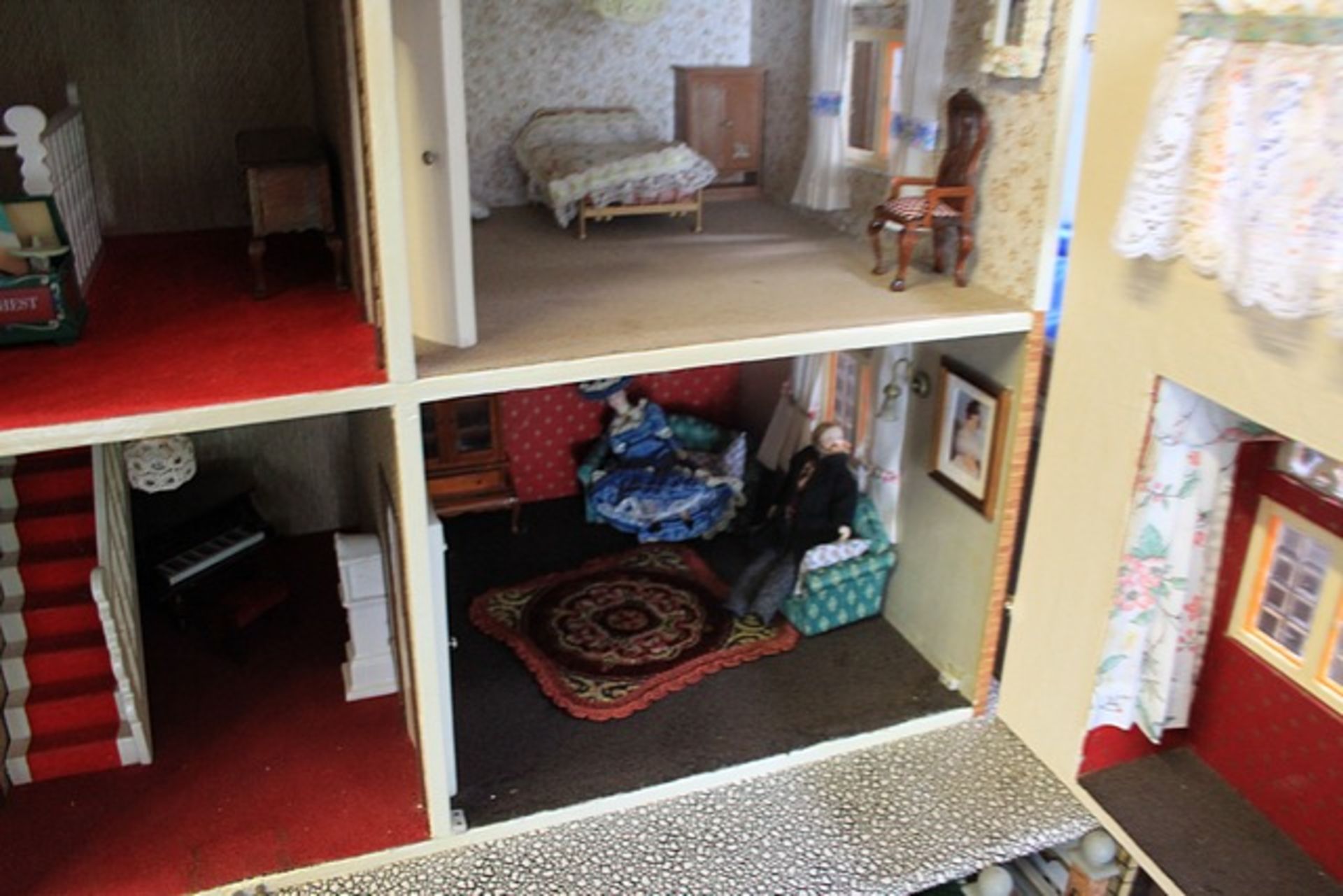 Stunning Dolls House With Pull Out Garden Area This Comes With Lots Of Furniture Including Bed, - Image 2 of 9