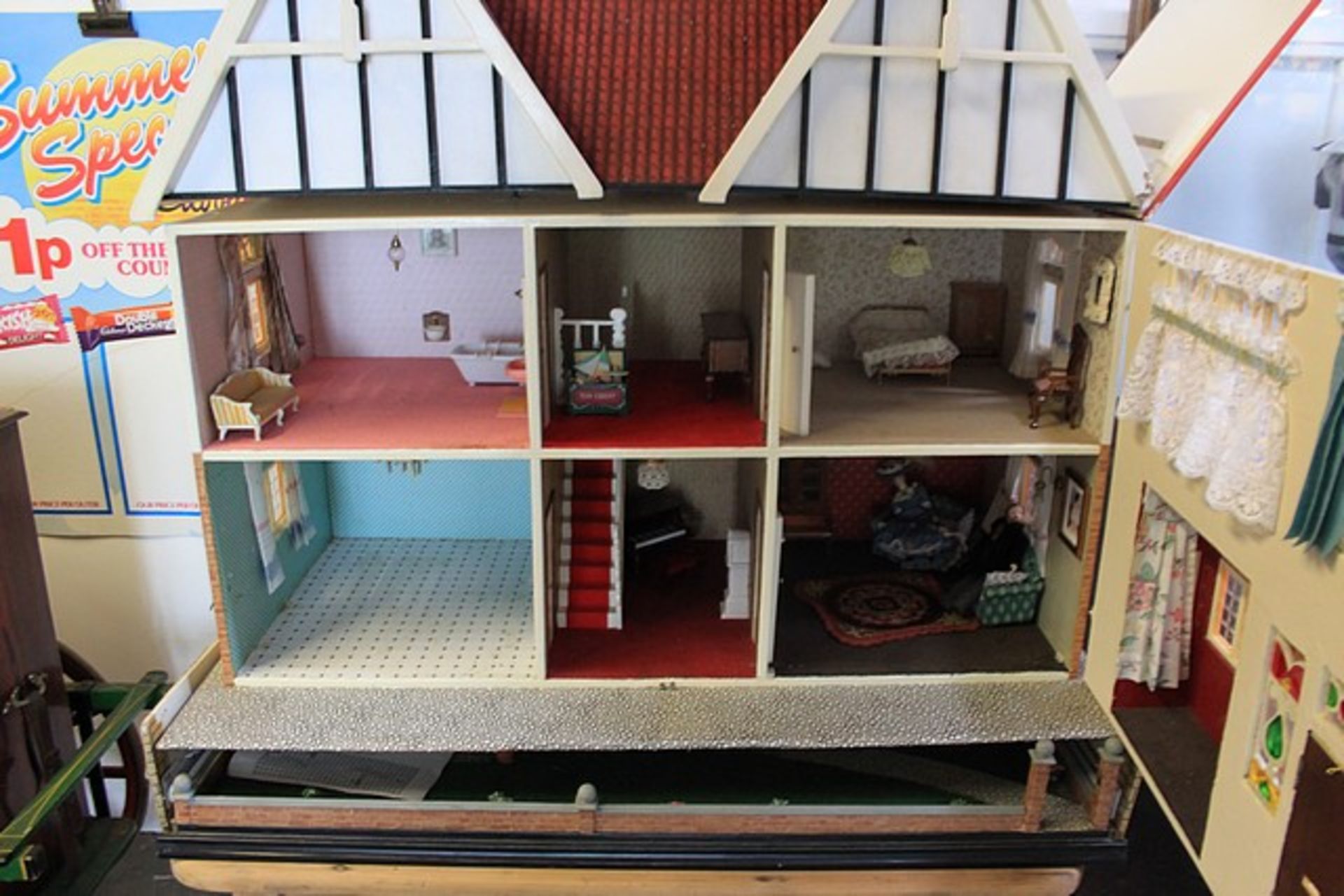 Stunning Dolls House With Pull Out Garden Area This Comes With Lots Of Furniture Including Bed, - Image 3 of 9