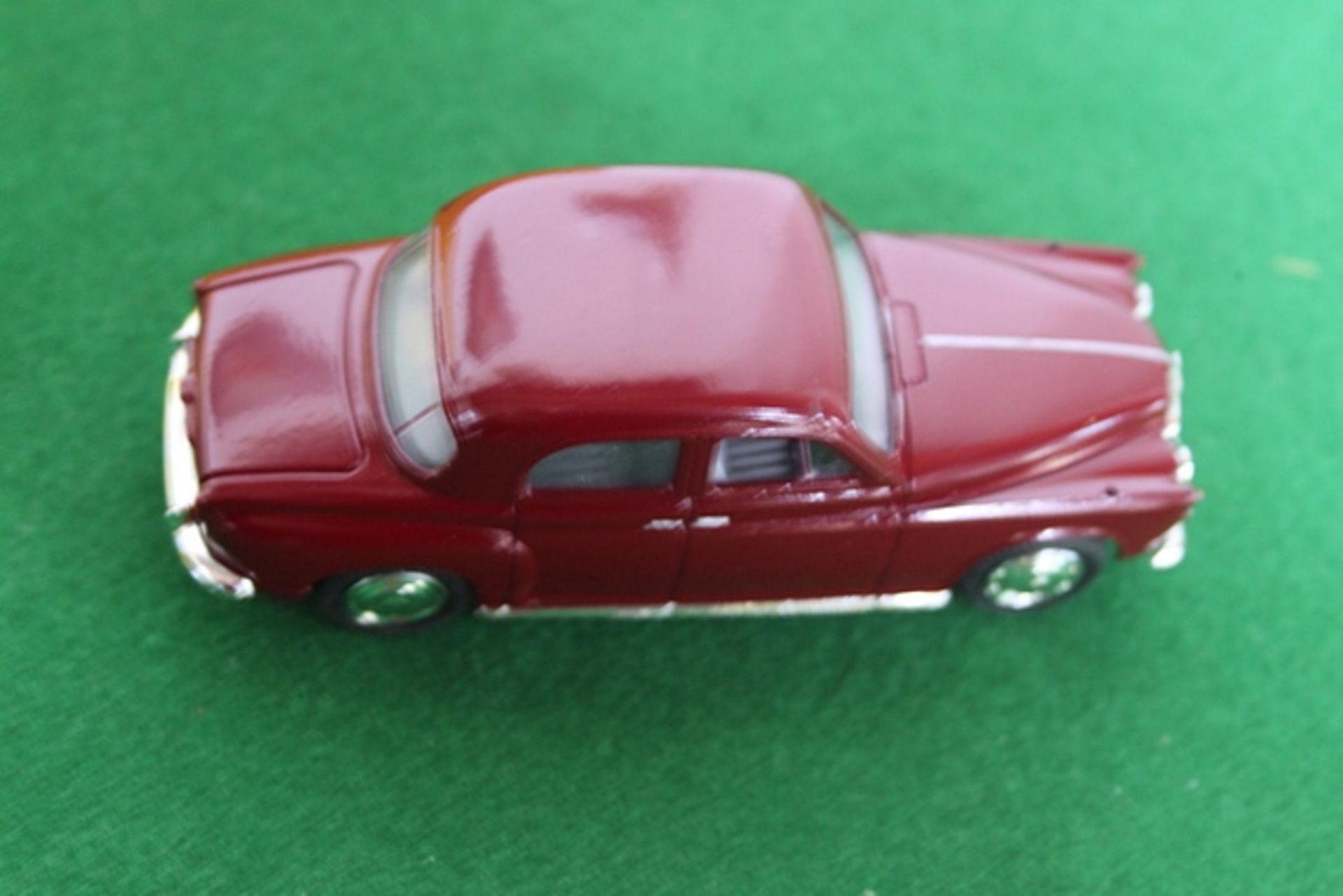 Vanguards # VA19000 1950s To 1960s Classic Popular Saloon Cars Scale Rover P4 In Maroon Scale1/43 - Image 2 of 3