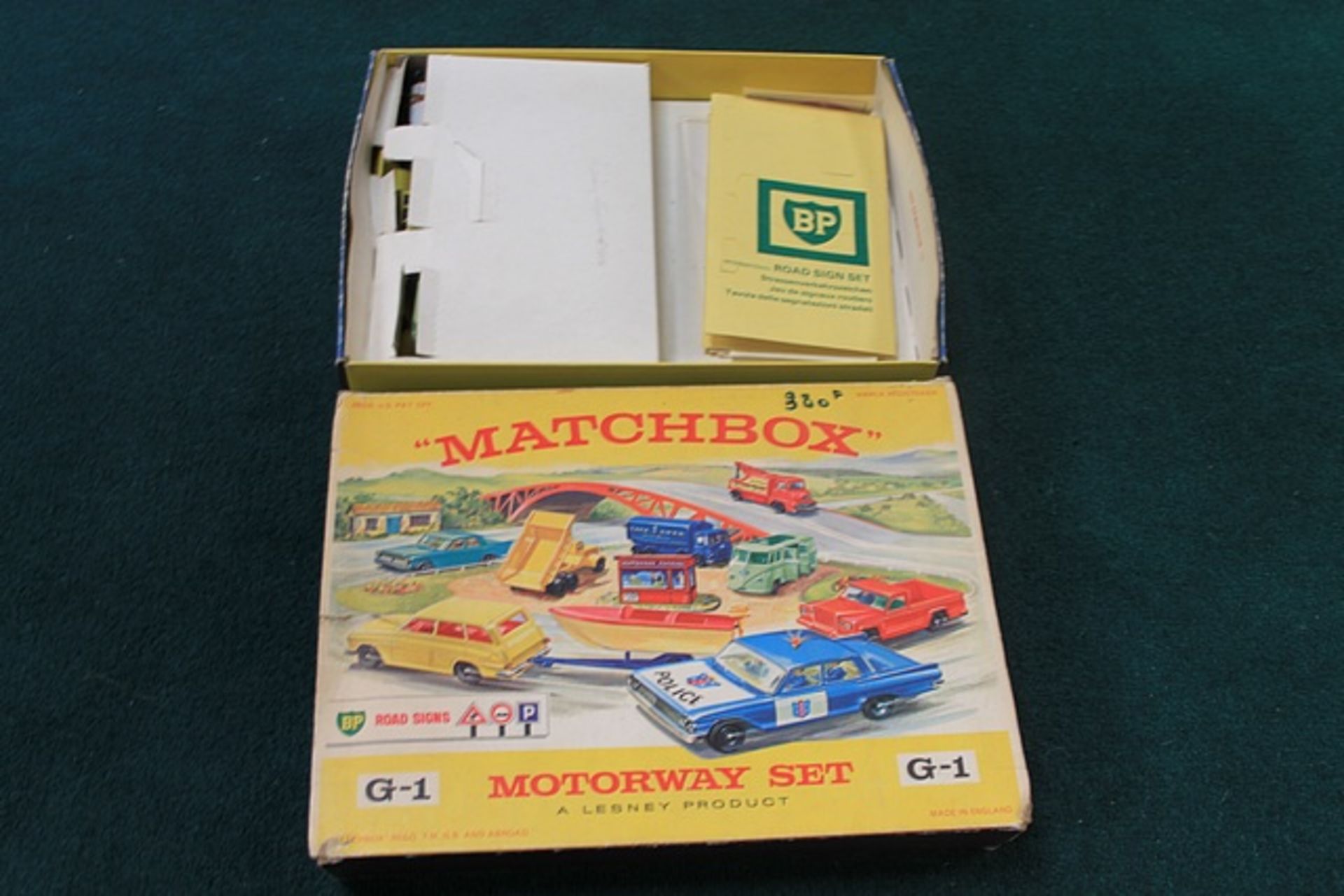 Matchbox Lesney Gift Set Motorway Set Number G-1 Comprising Of 8 Diecast Vehicles And A Boat - Image 3 of 4