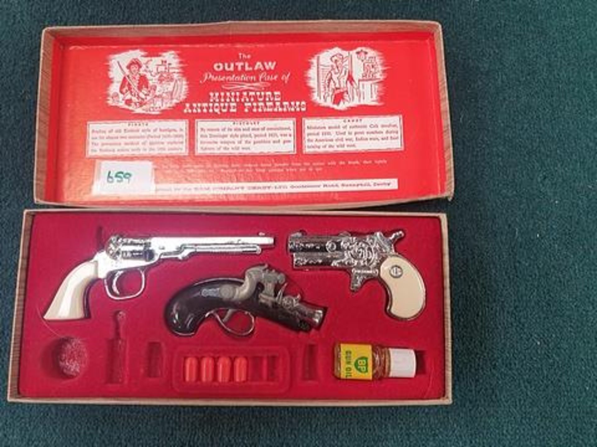 BCM the outlaw presentation case of miniature antique firearms composing of a Pirate gun, Pistolet