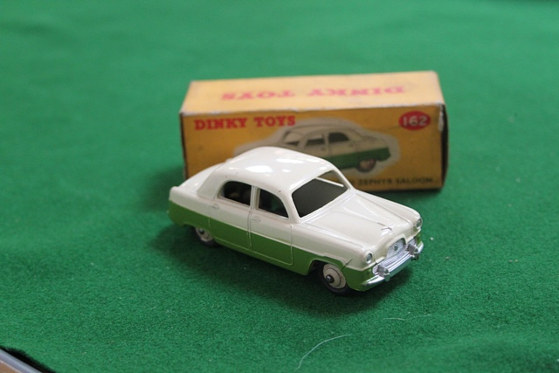 Dinky Toys Diecast #162 Ford Zephyr Saloon In White Over Green Complete With Box