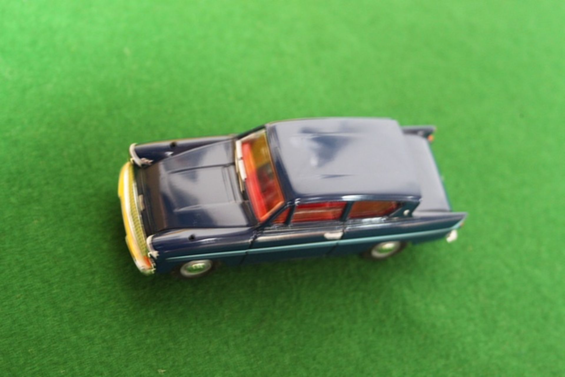 Vanguards # VA1000 1950s To 1960s Classic Popular Ford Anglia In Navy Cale 1/43 Complete With Box
