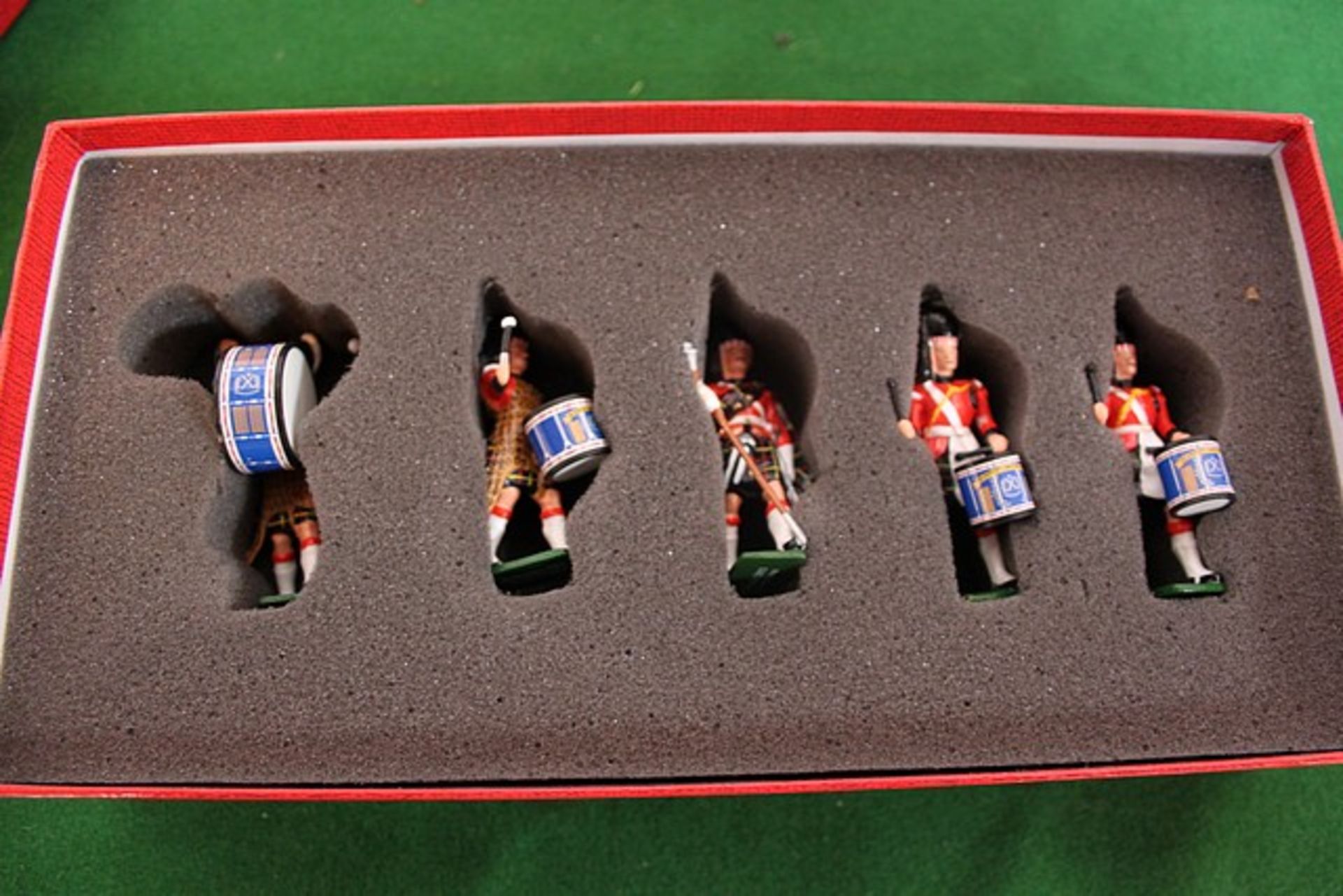 W Britains Set #41001 Cameron Highlander Band Hollowcast Collection Toy Soldiers Complete With Box - Image 3 of 3