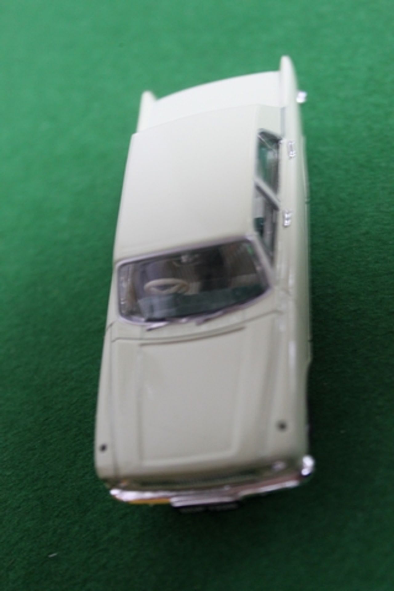 Vanguards # VA06000 Diecast Ford Zephyr 4 Mark III In Lime Green Scale 1/43 Complete With Box