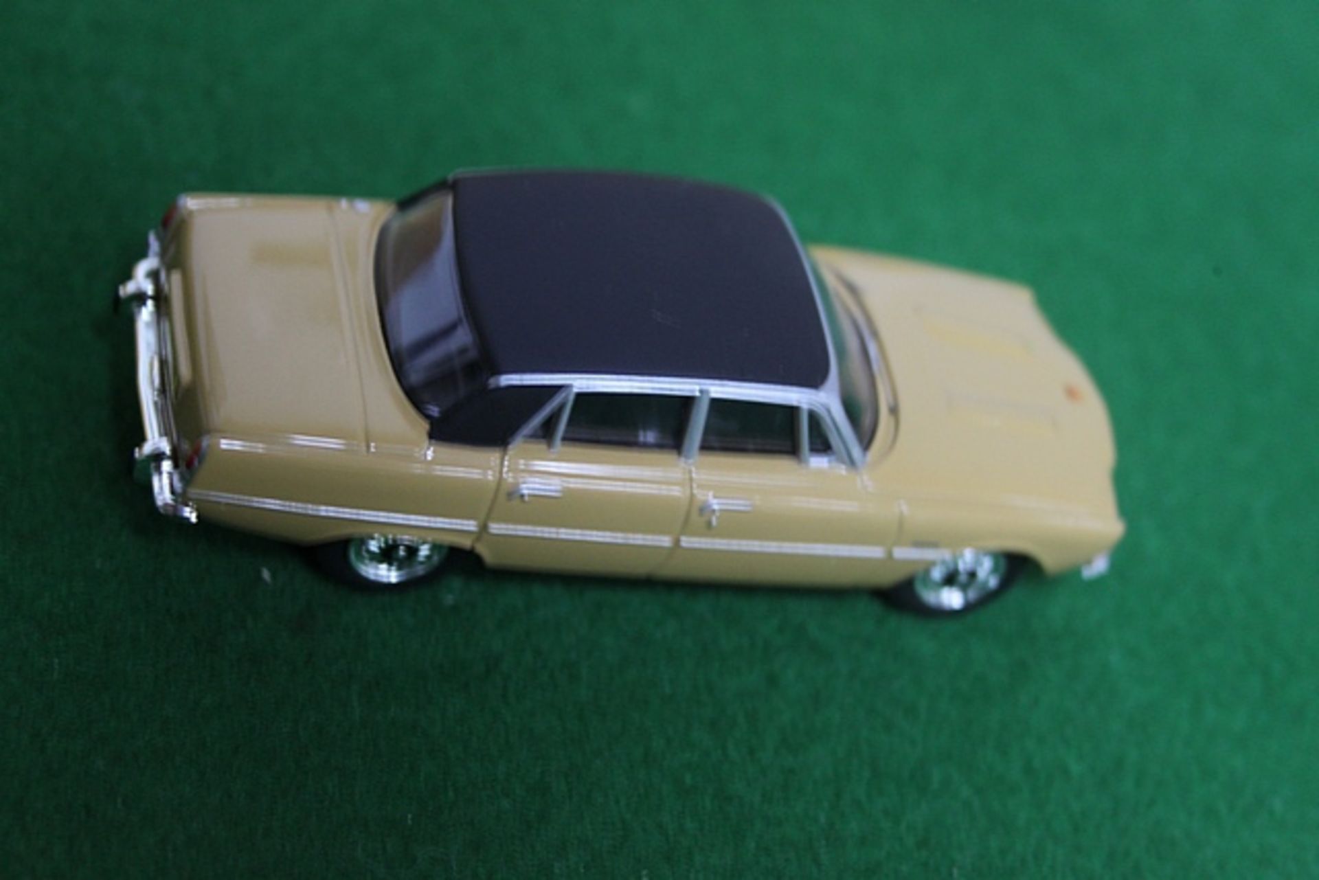 Vanguards # VA06500 Diecast Rover 3500 V8 In Almond Scale 1/43 Complete With Box - Image 2 of 3