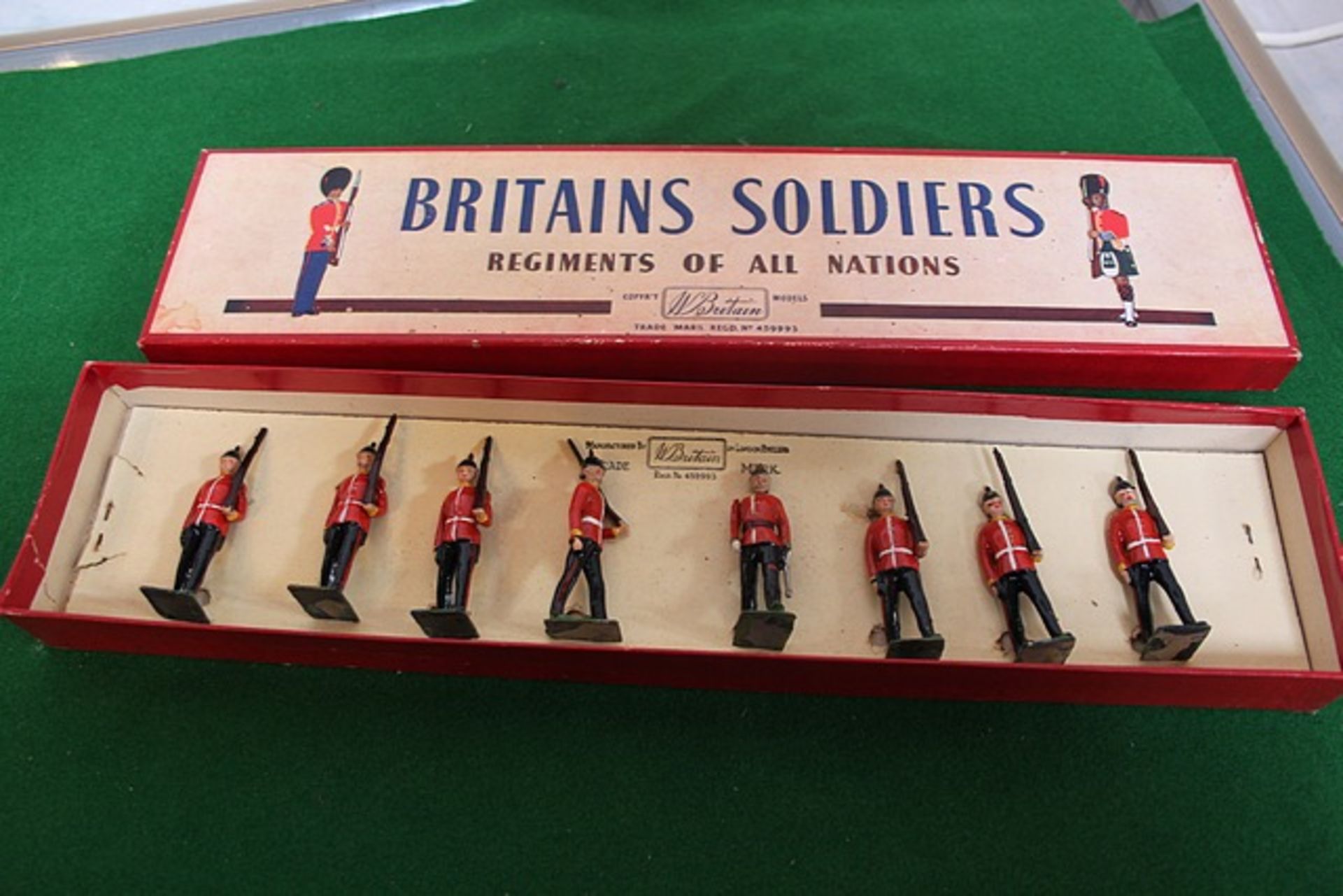 W Britain #76 Diecast Britains Soldiers Regiments Of All Nations Middlesex Regiment Complete With