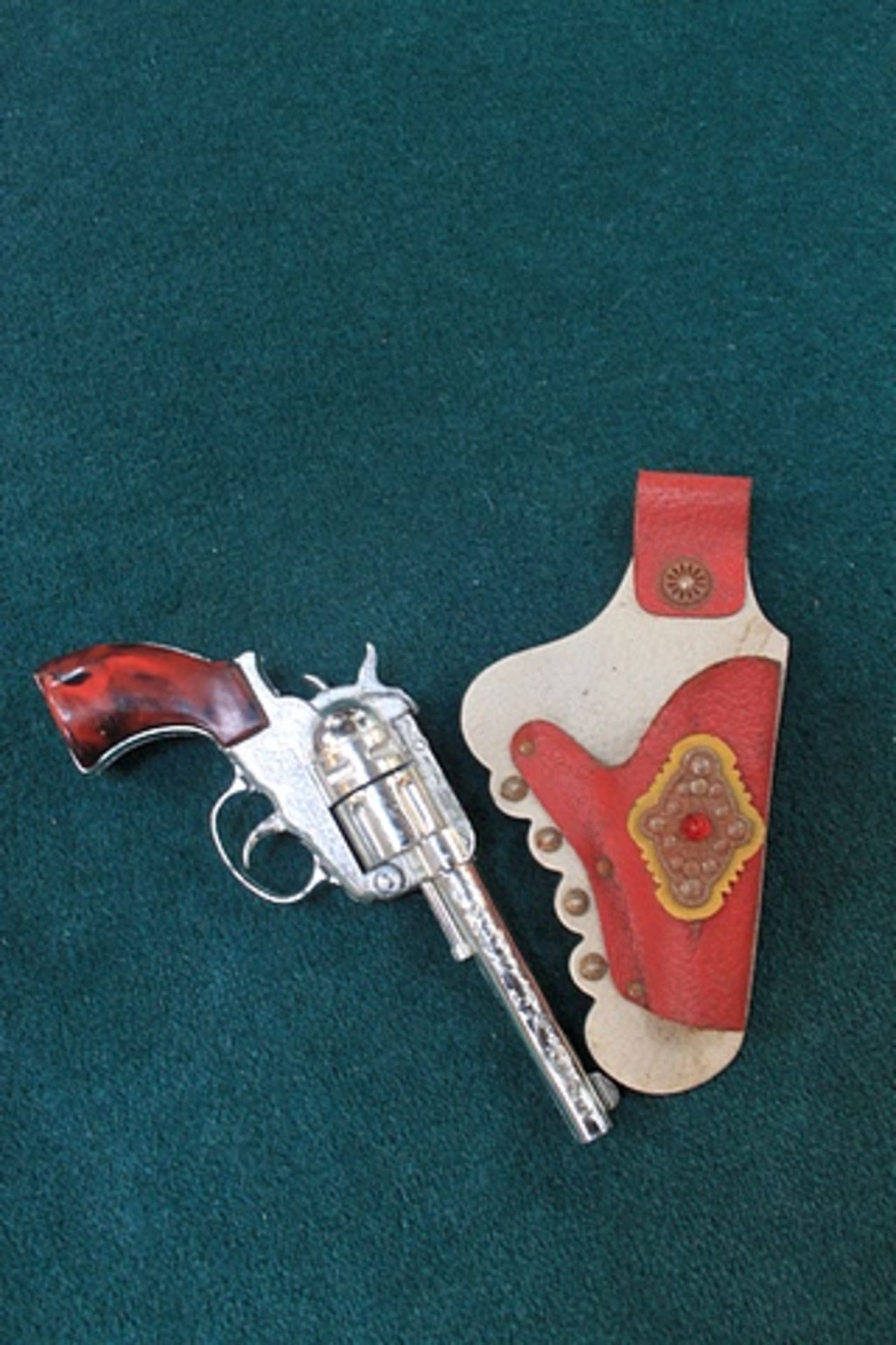 CRESCENT TOYS ENGLAND RICOCHET FRONTIER ACE PAPER CAP GUN And Holster - Image 2 of 2