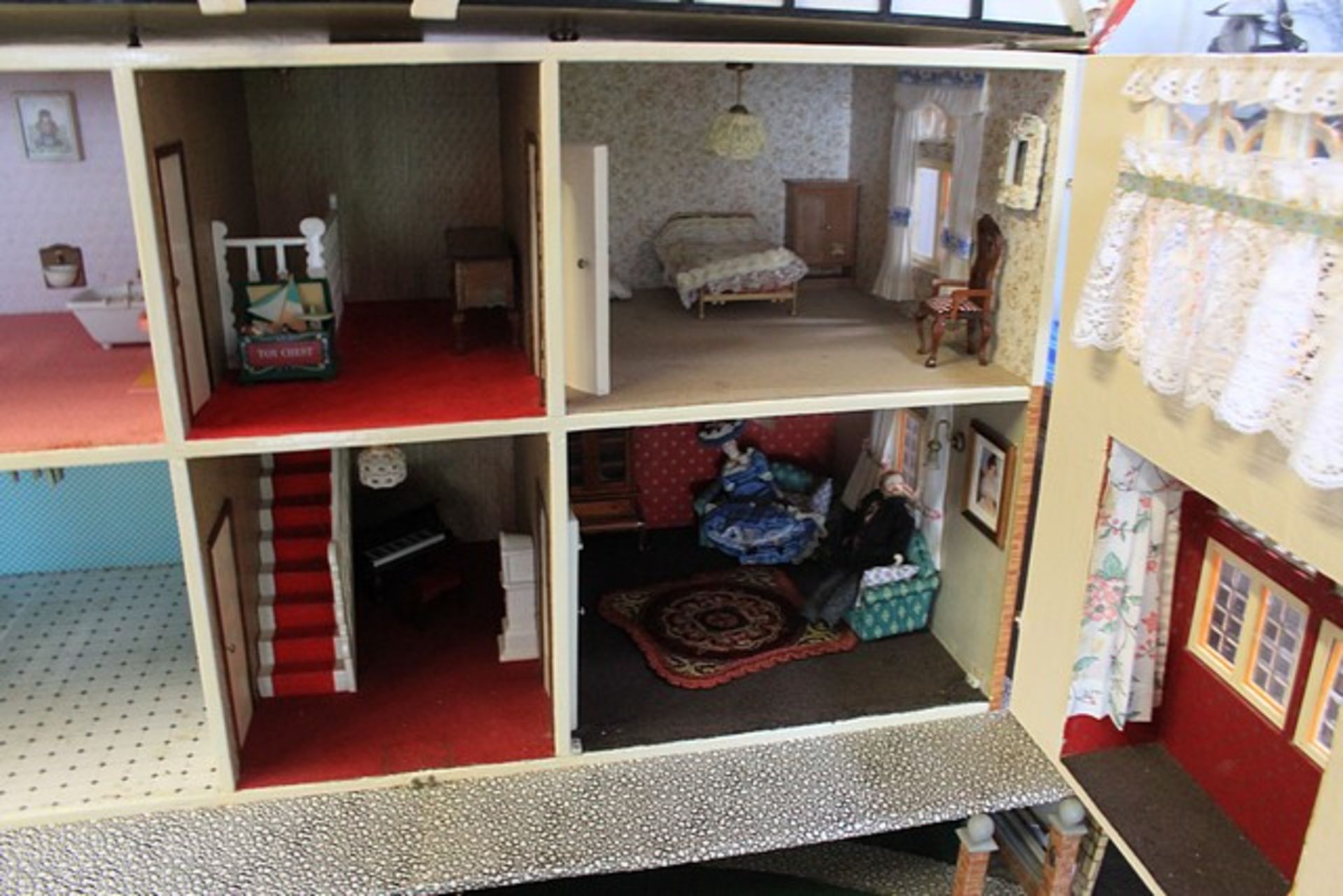 Stunning Dolls House With Pull Out Garden Area This Comes With Lots Of Furniture Including Bed, - Image 4 of 9