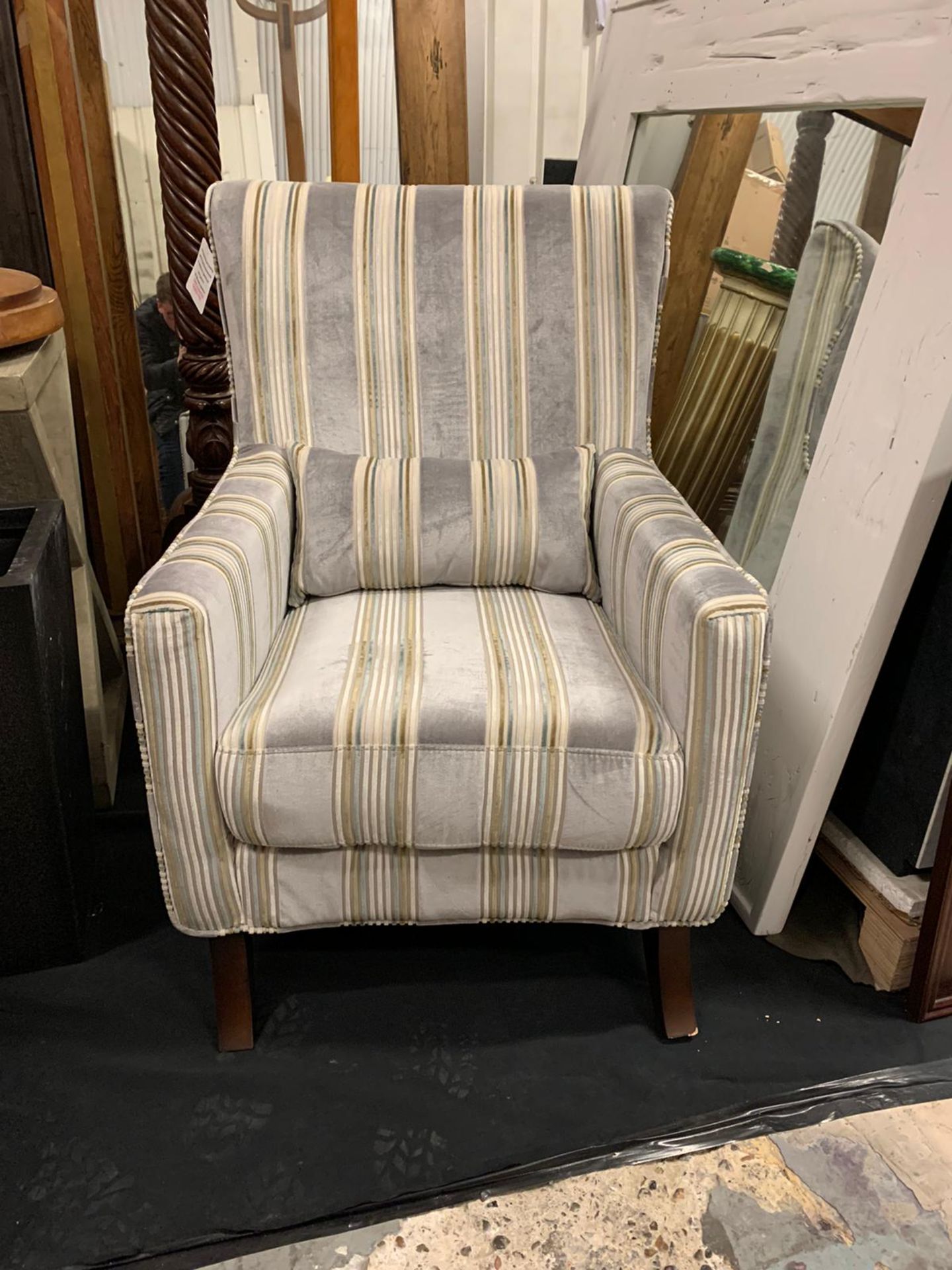 Velvet wingback chair - Image 2 of 3