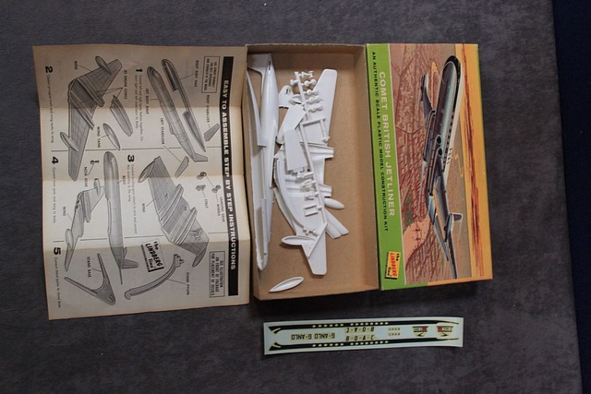 The Lindberg Kit No 412:60 Comet British Jetliner Off Sprues With Instructions In Excellent Box