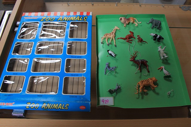 Blue Box (Hong Kong) Plastic Toys Series # 77294 Zoo Animals In Box