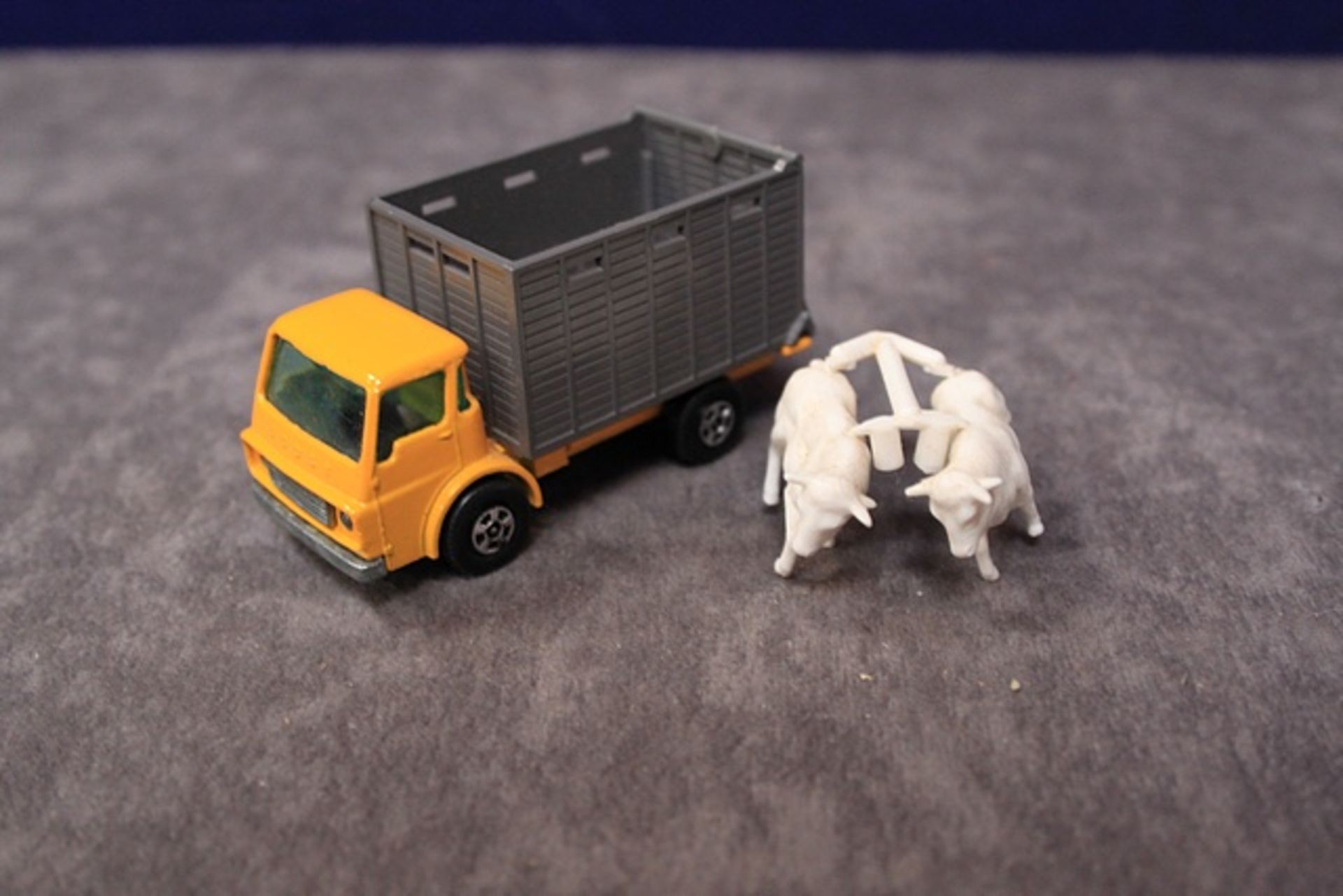 Mint Matchbox Superfast Diecast # 37 Cattle Truck In Yellow With Cattle In Crisp Box