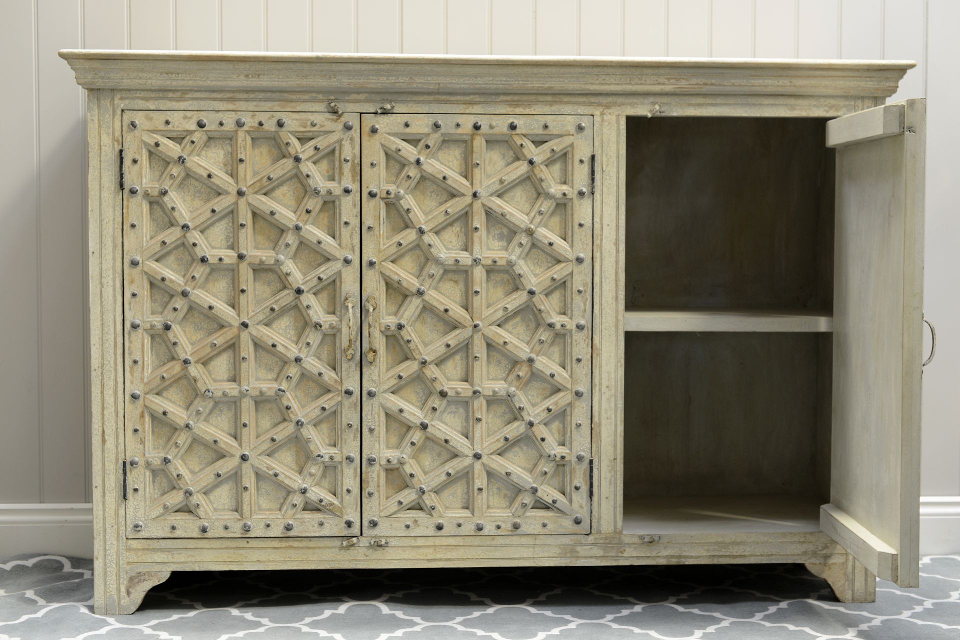 This beautiful Indian cabinet is both striking and elegant with intricately carved doors contrasting - Image 3 of 4