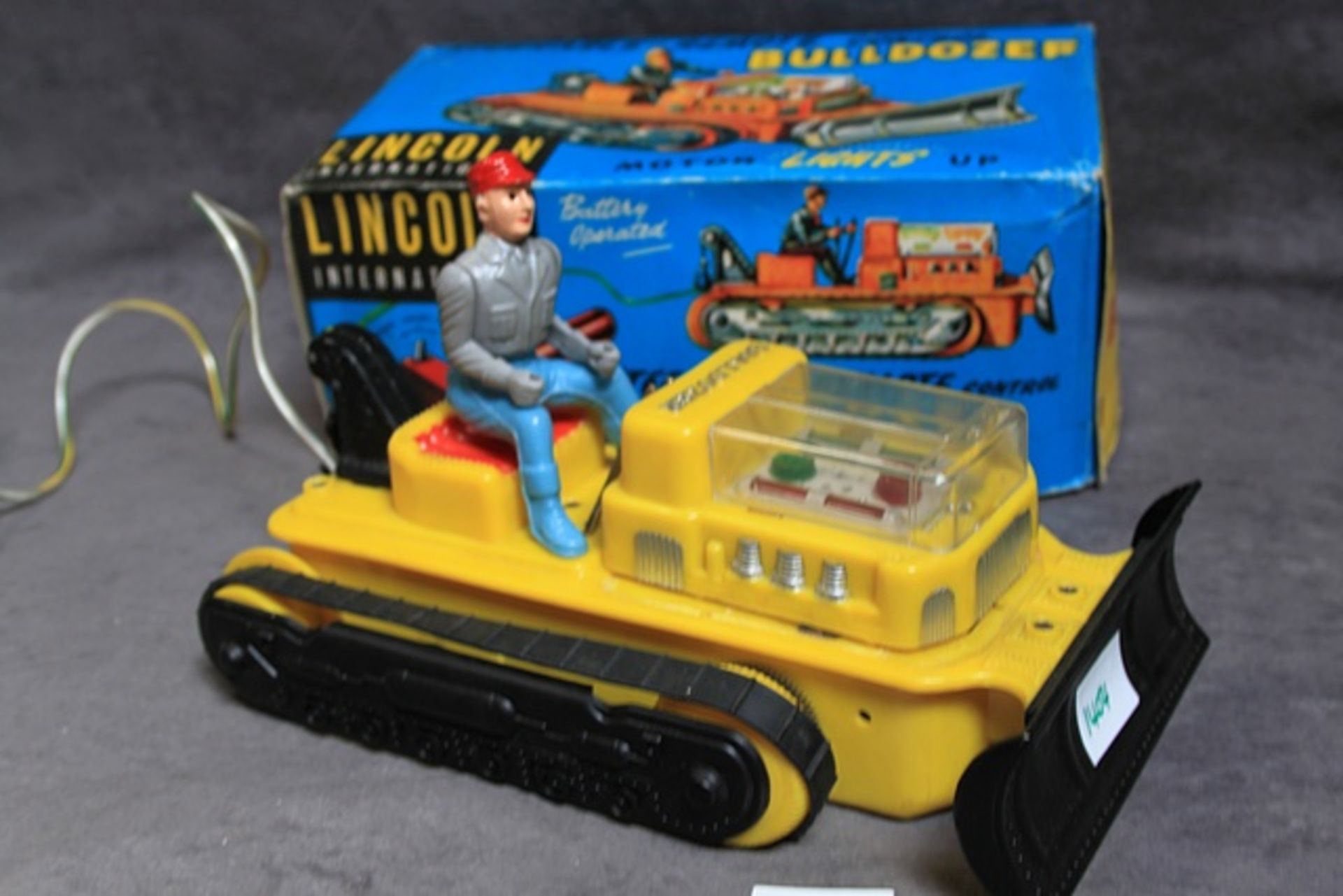 Lincoln International Cat No 7000 Steerable Remote Control Bulldozer In Box - Image 2 of 3