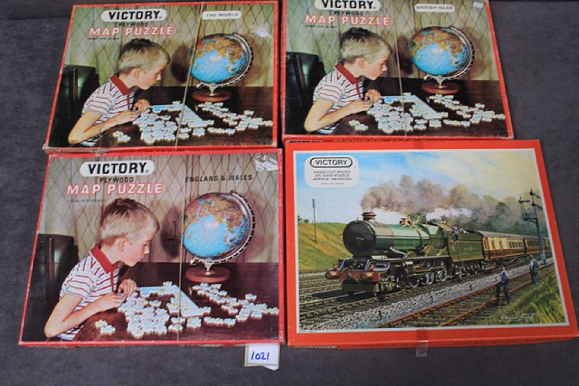 4x Victory Plywood Jigsaw Puzzles all approx 100 pieces, comprising of; 3x Map Puzzles, The World,