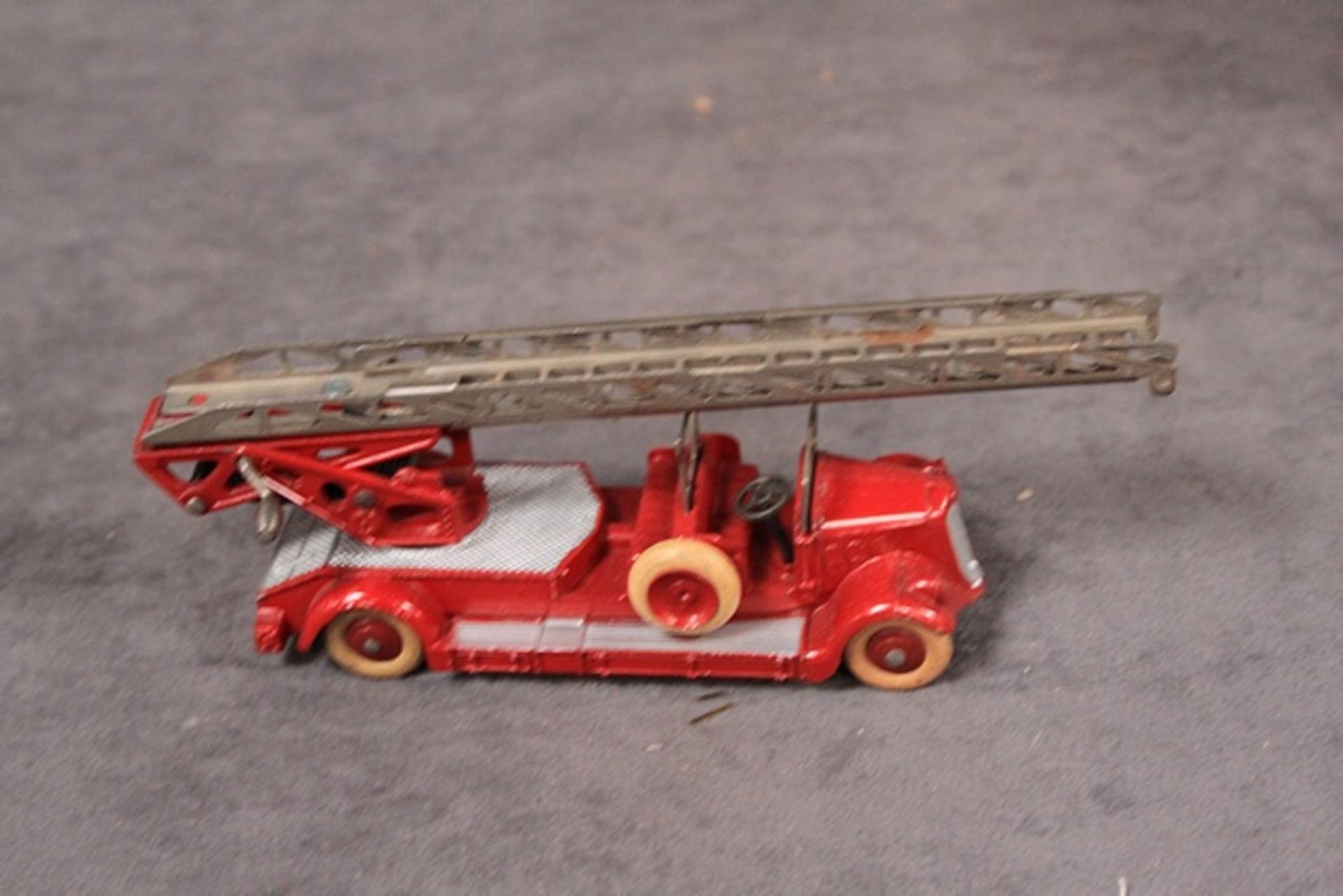 Near Mint model French Dinky Toys diecast #32D Auto--Echelle De Pompiers in very good box - Image 3 of 3