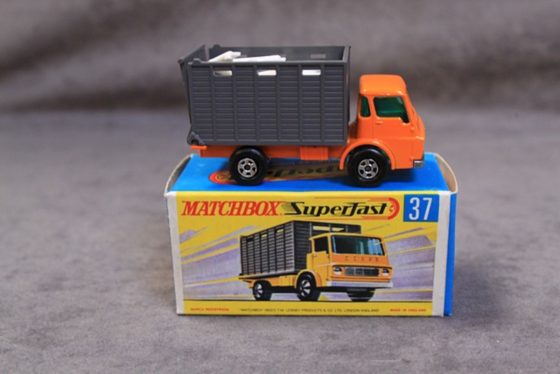 Matchbox Superfast #37 Cattle Truck Orange Cab Grey Trailer With Cattle - Image 2 of 2