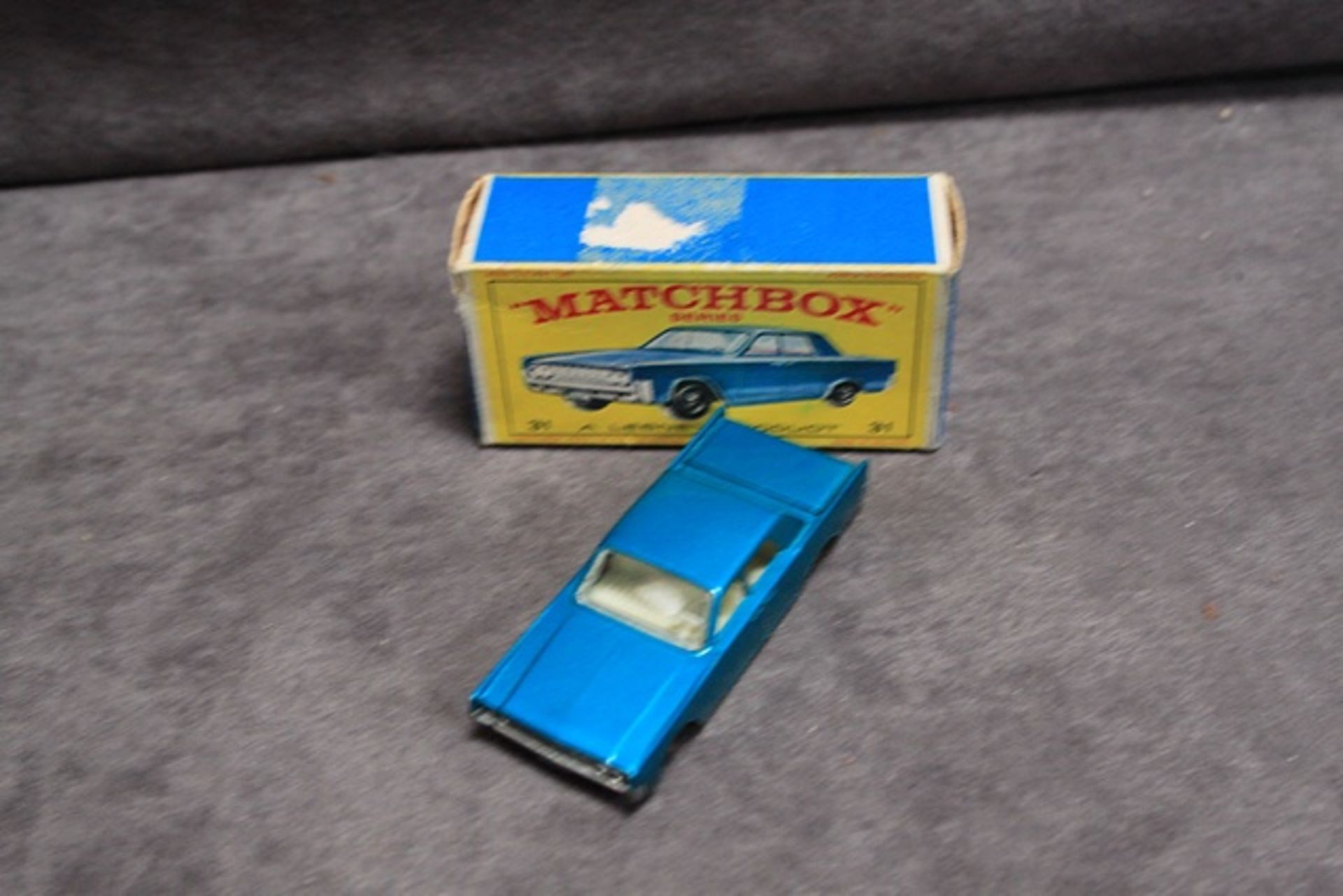 Mint Matchbox Series diecast #31 Lincoln Continenetal in metallic Blue in ecellent firm box - Image 3 of 3
