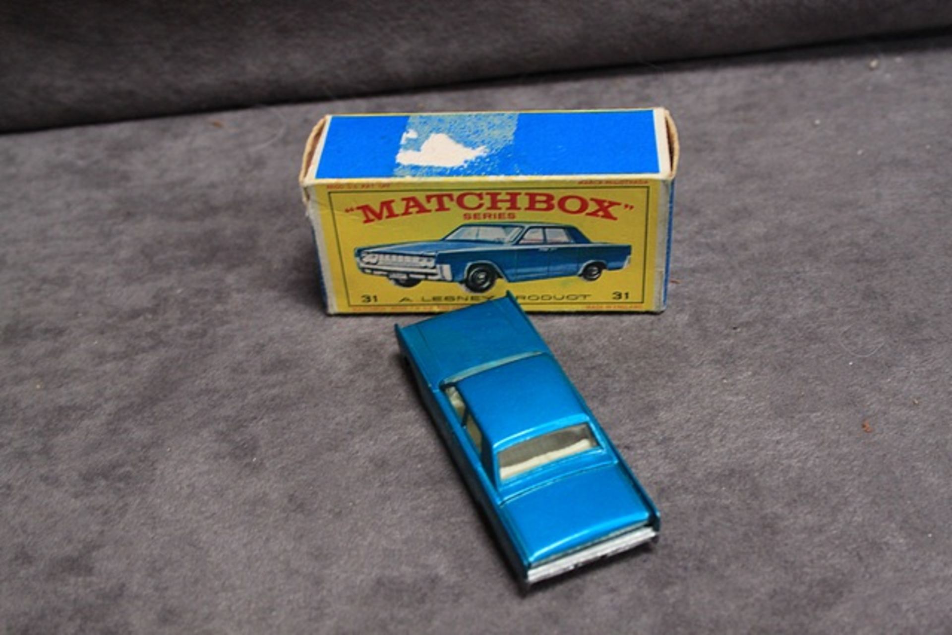 Mint Matchbox Series diecast #31 Lincoln Continenetal in metallic Blue in ecellent firm box