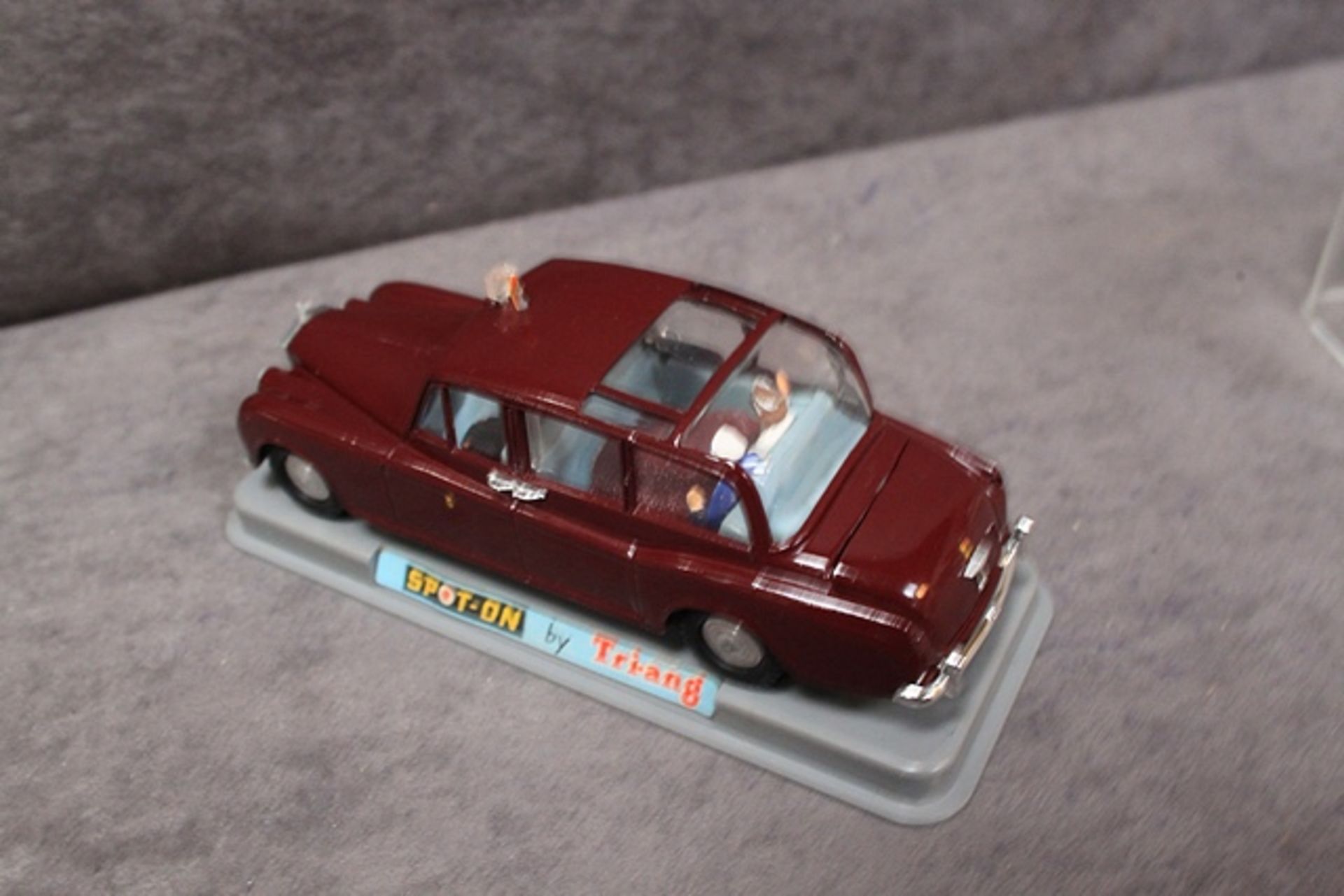 Rare Triang Spot-On Rolls Royce Phantom V in burgandy with Queen & Prince Phillip in the rear seats, - Image 3 of 4