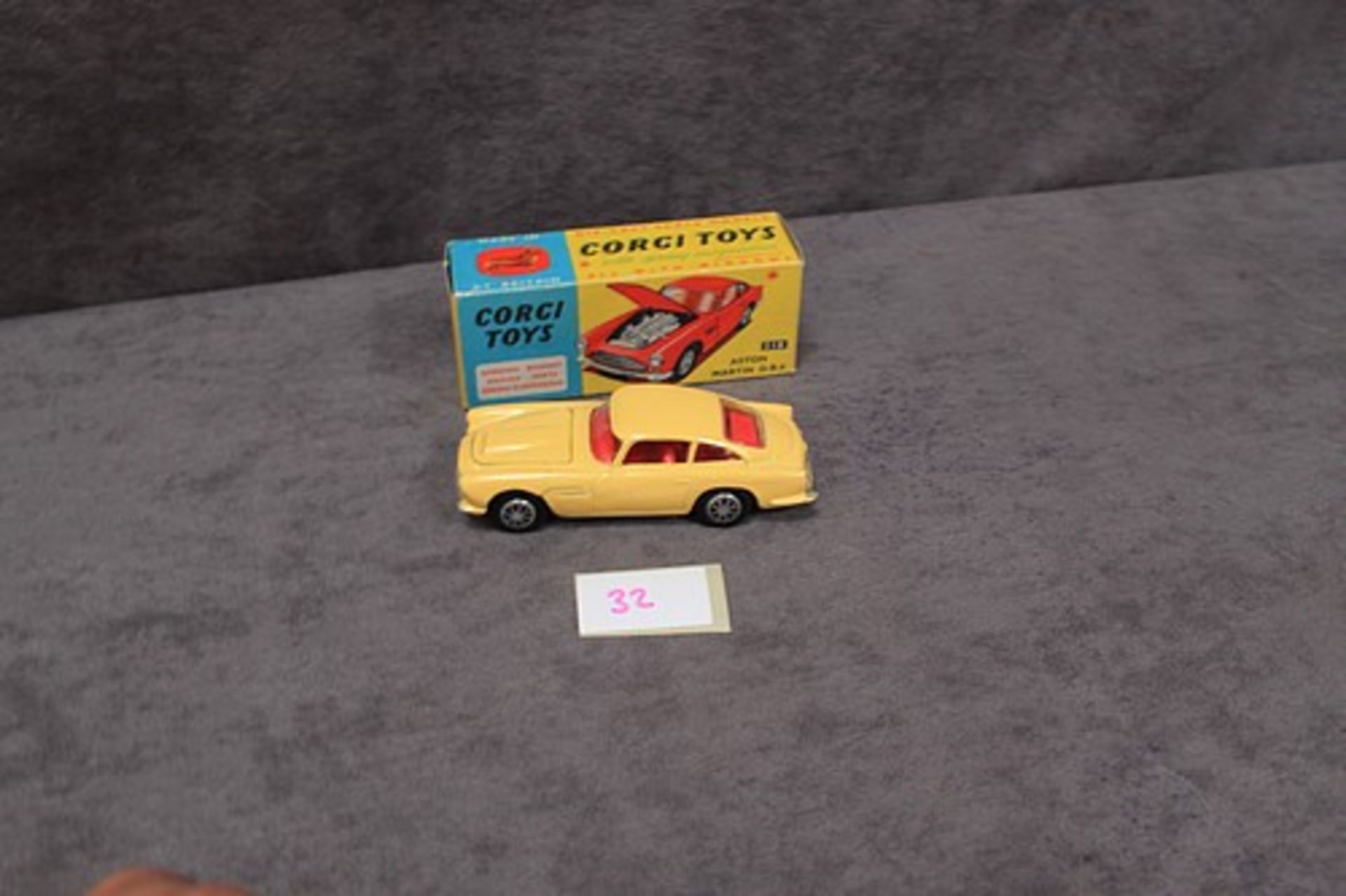 Mint Corgi Toys Diecast #218 Aston Martin DB4 in yellow in a excellent box - Image 2 of 2
