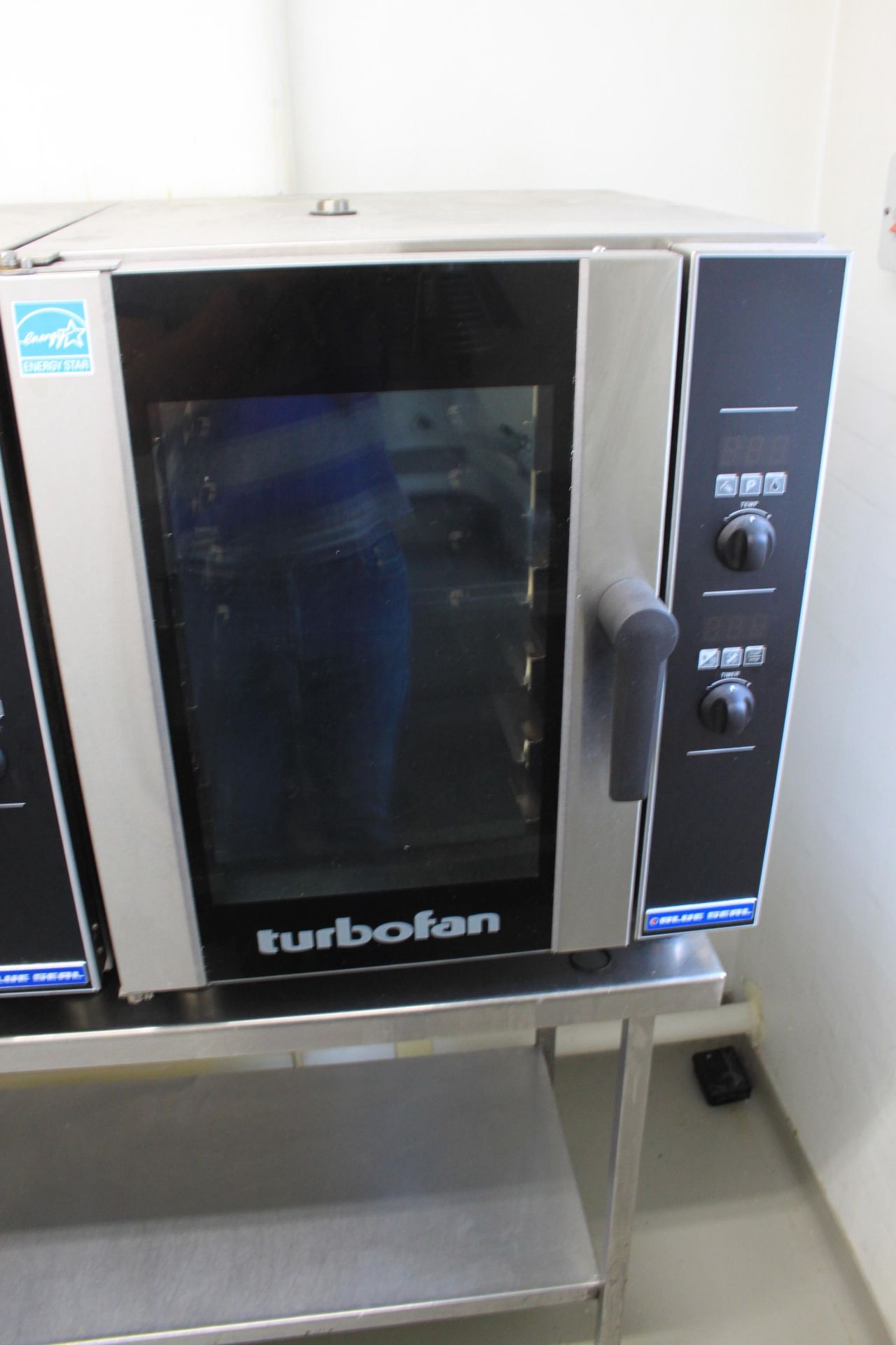 Blue Seal Turbofan Convection Oven E33D5 6kw. 20 Programmes And Three-Stage Cooking With Simple Dial