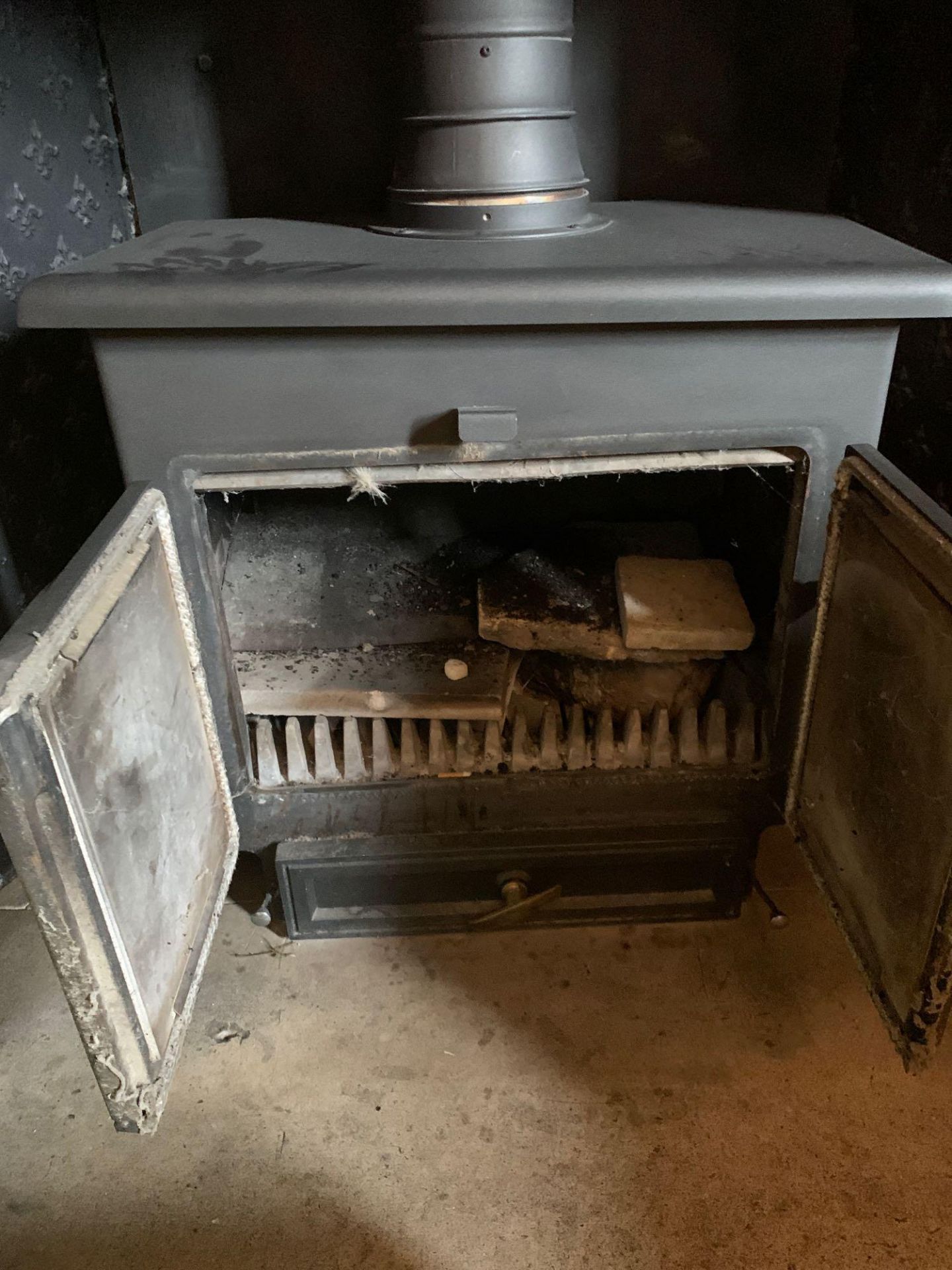 Cast Iron Wood Burning Stove With Two Doors 70cm x 42cm x 68cm - Image 2 of 3