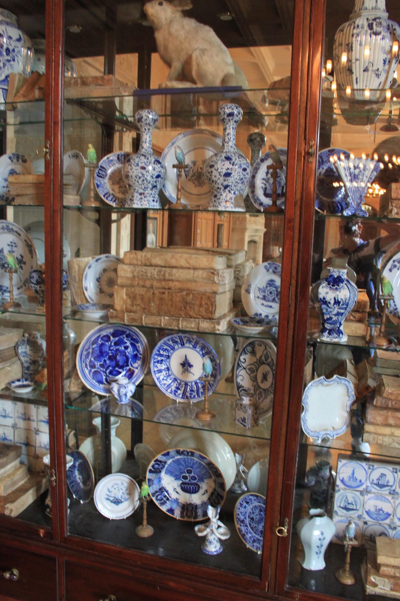 Contents Of Large Display Cabinet, Comprising Of; A Selection Of China, Collectibles,, Blue & - Image 3 of 3