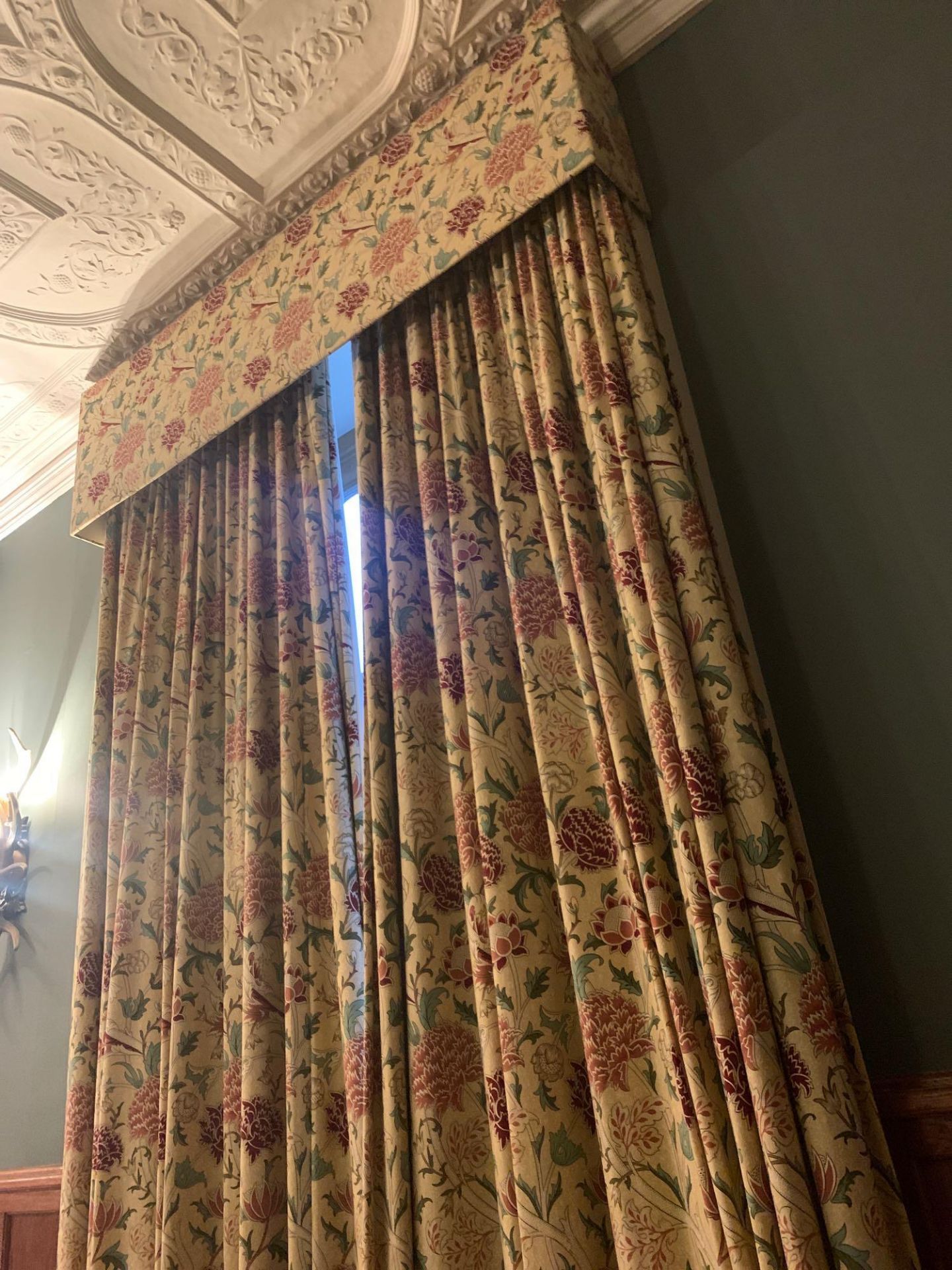 A Pair Of Gold Jacquard Damask Floral Pattern Drapes Complete With Pelmet 4.5 x 2.1m - Image 3 of 4